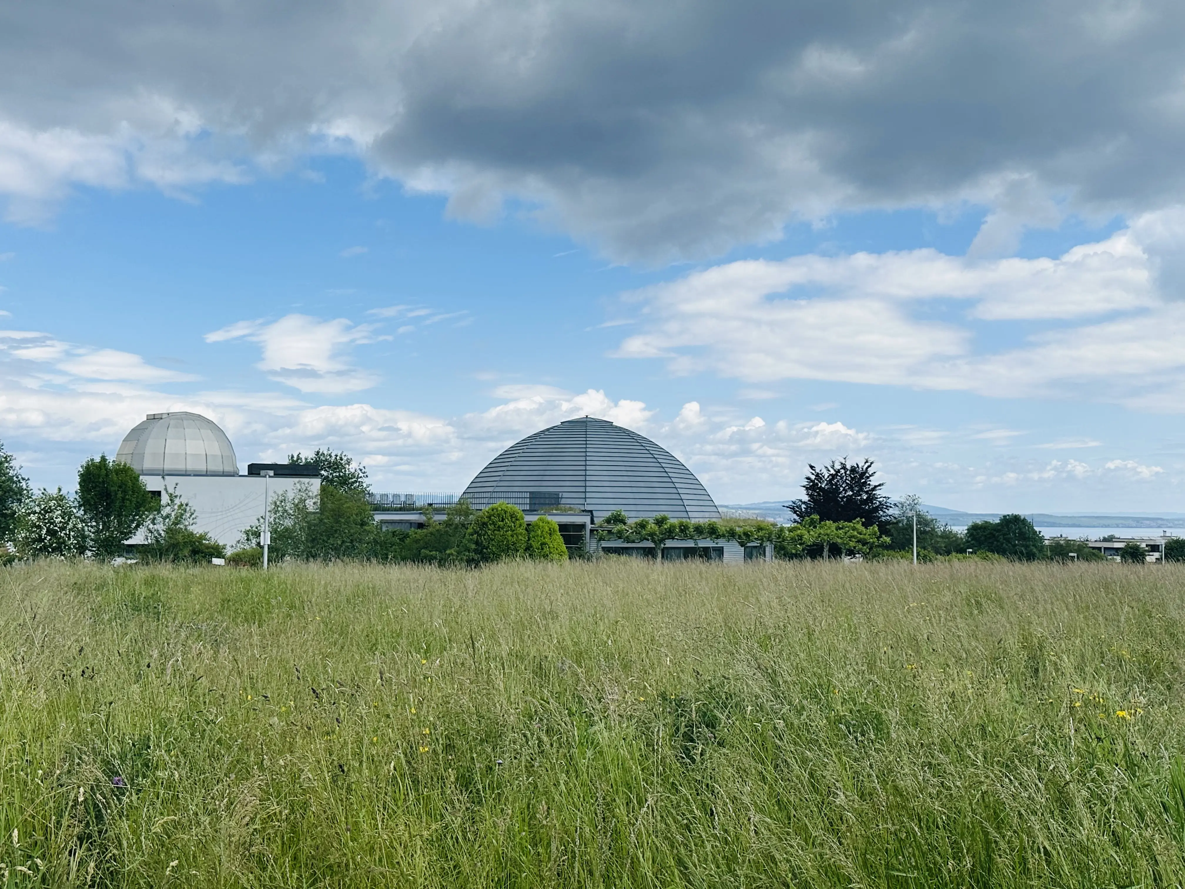 Schon von weiter weg kann man das Planetarium als Ziel des Planetenwegs entdecken.