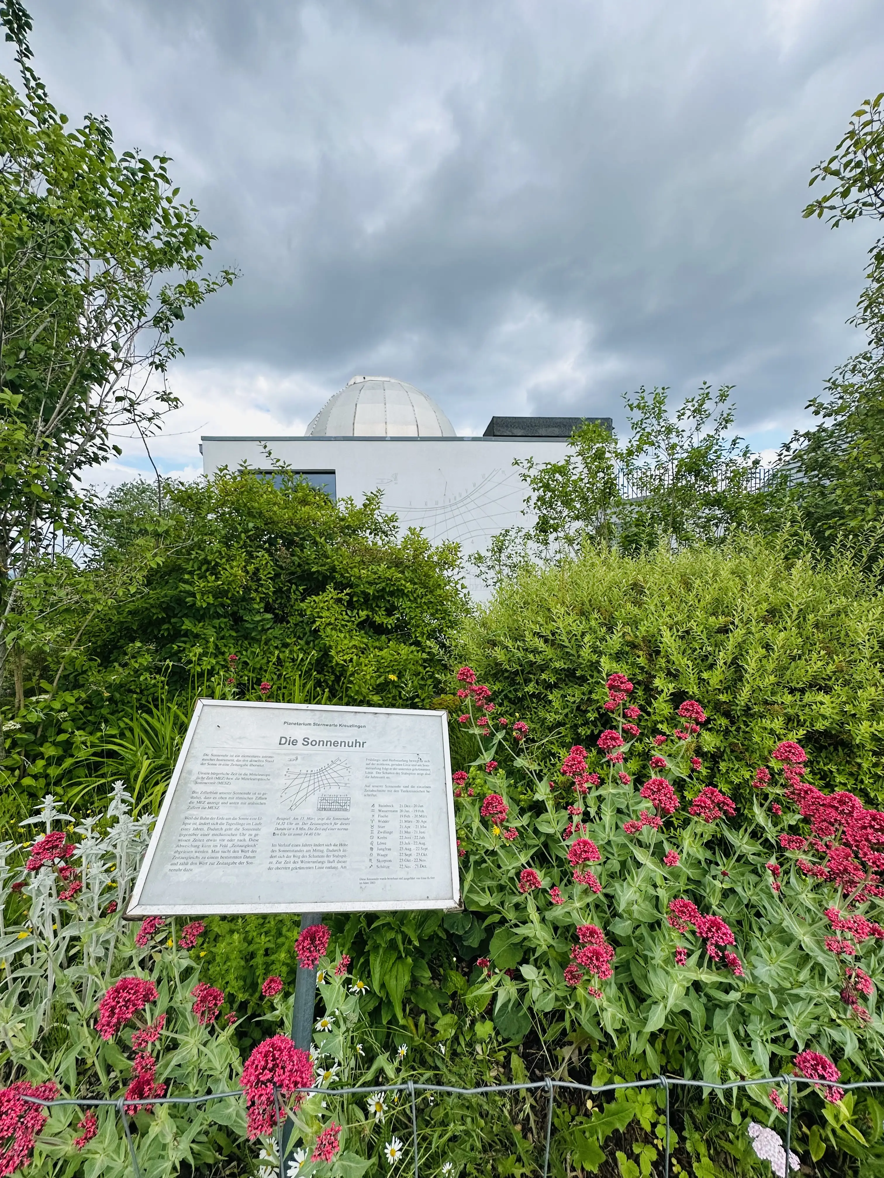 Schön angelegte Blumenbeete mit Infotafeln zieren den Planetenweg in Kreuzlingen.