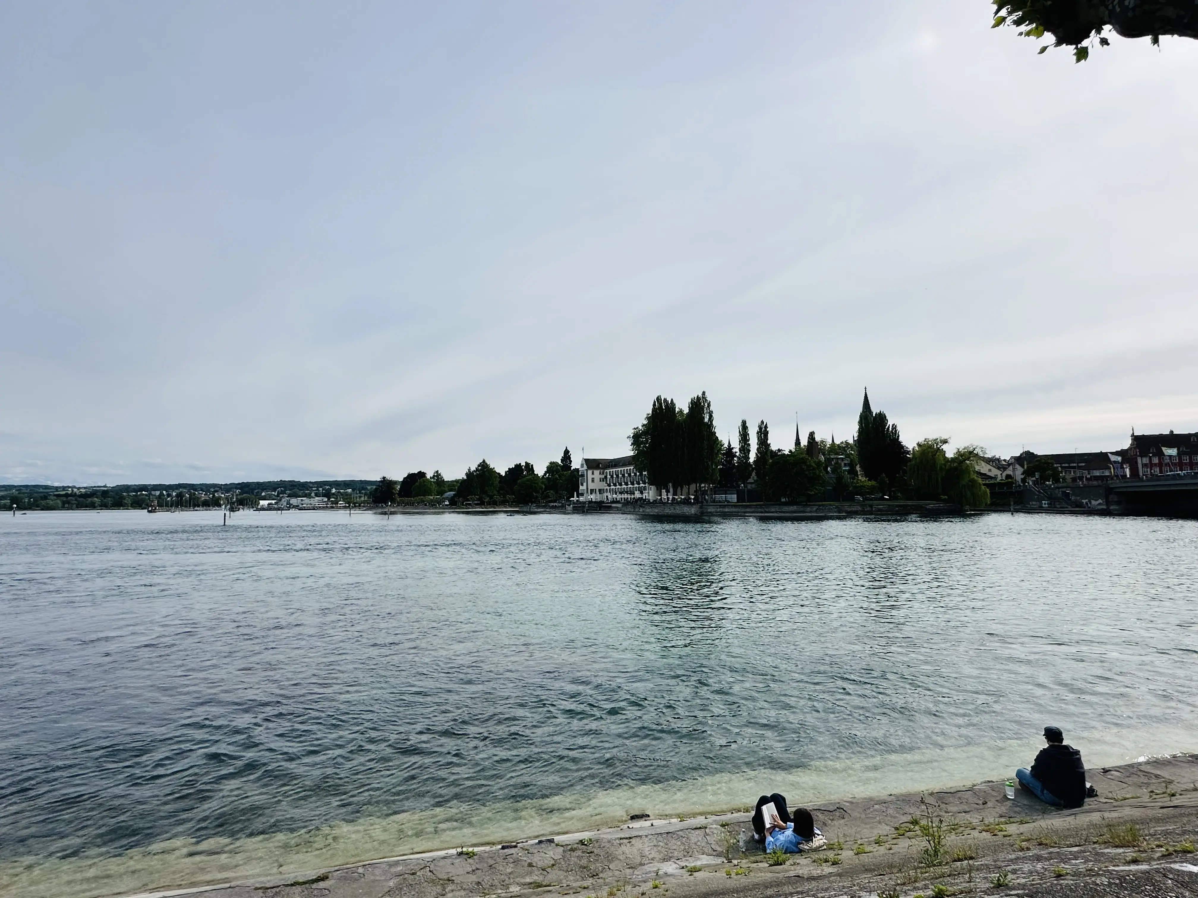 Von der Seestraße in Konstanz hat man bereits einen kleinen Blick auf die größte Stadt am Bodensee.