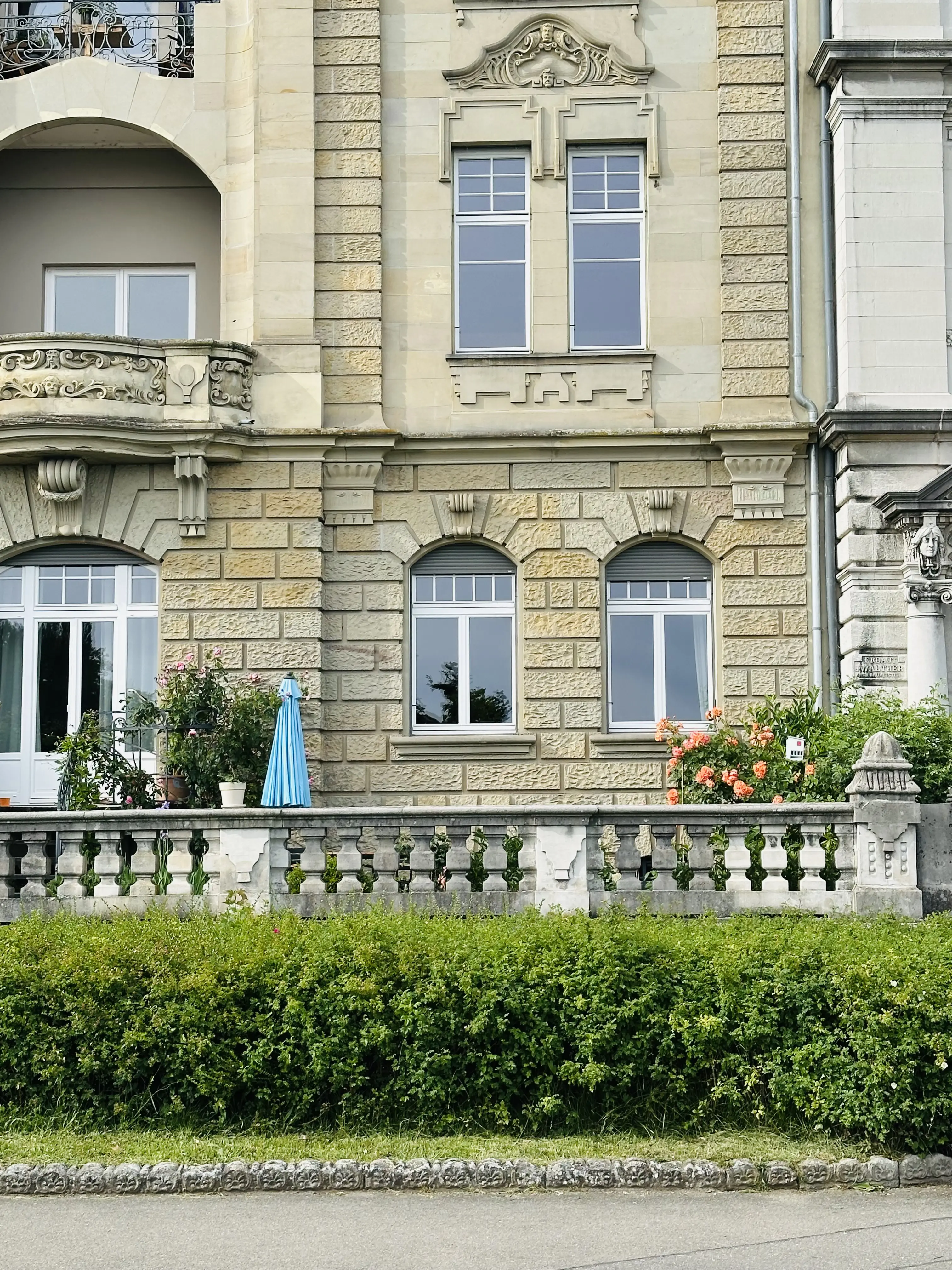 Die markanten Gebäude machen den Charme der Seestraße in Konstanz aus.