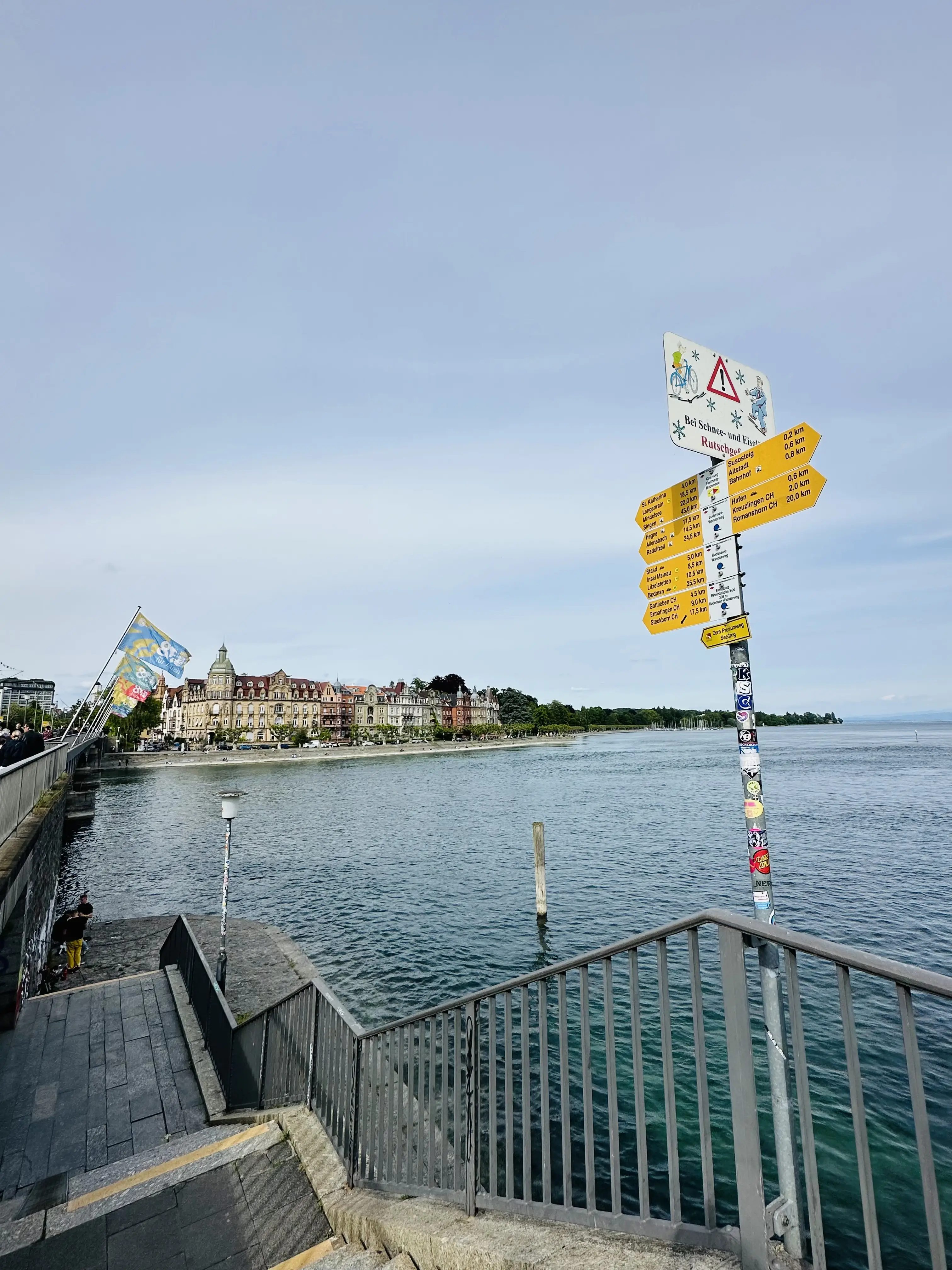 Überquert man einmal die Europabrücke in Konstanz lohnt sich ein Blick zurück auf die Seestraße am Bodensee.