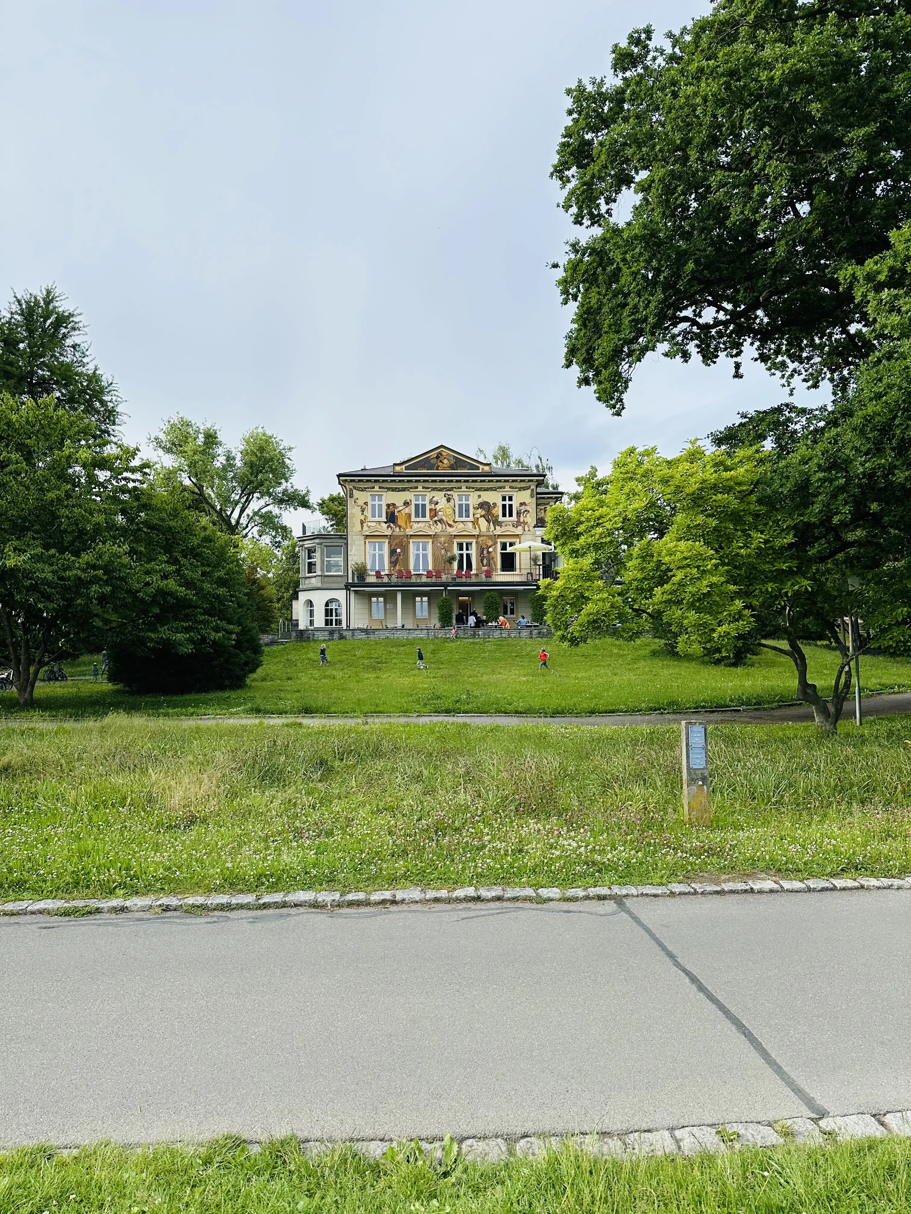 Der Planetenweg führt vorbei an der Villa Prym in Konstanz.