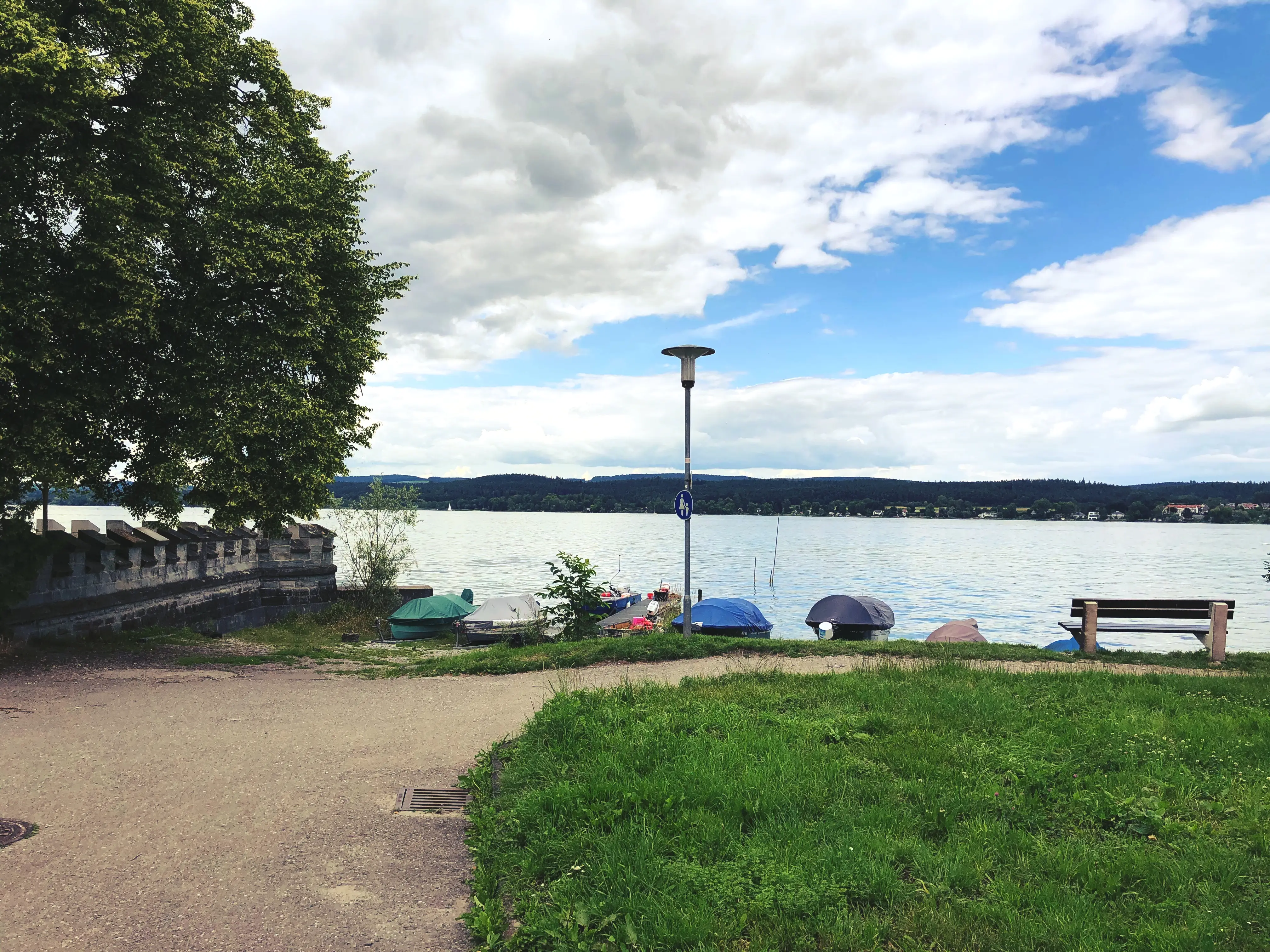 Bei einer Runde über die Insel Reichenau hat man fast immer den Bodensee im Blick.