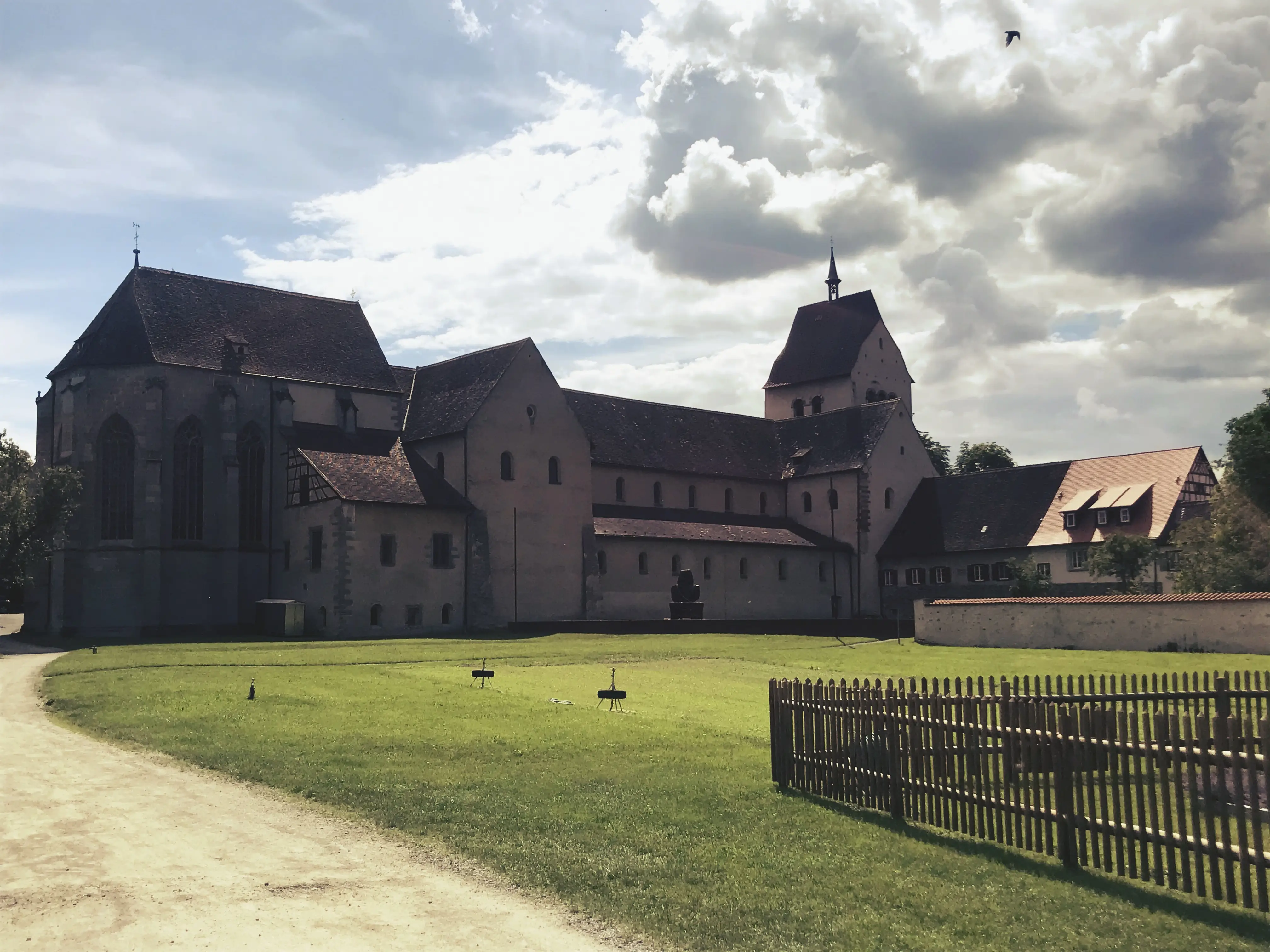 Das Münster St.Maria und Markus auf der Reichenau hat einen weitläufigen Klostergarten angelegt.
