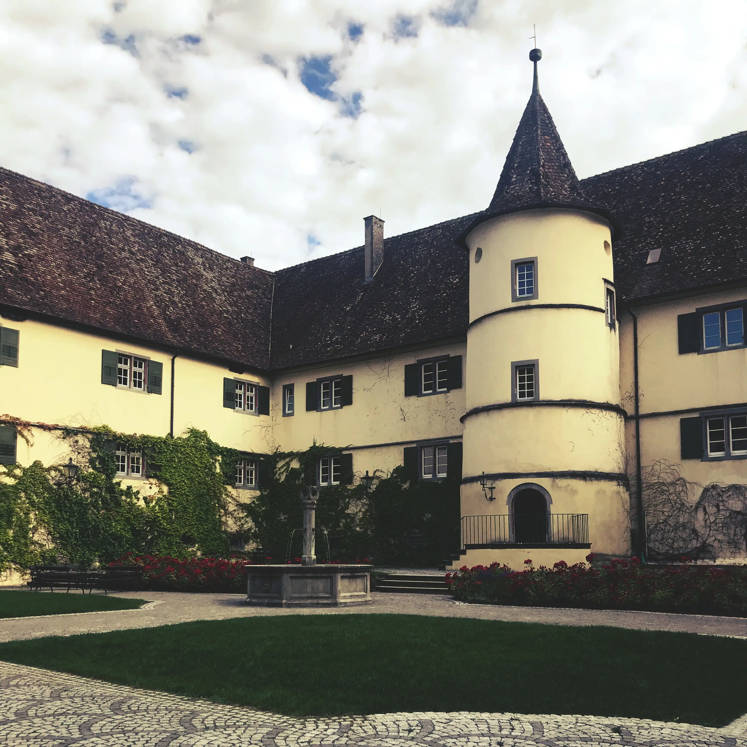 Das Münster St. Maria und Markus auf der Insel Reichenau hat einen wunderschönen Innenhof.