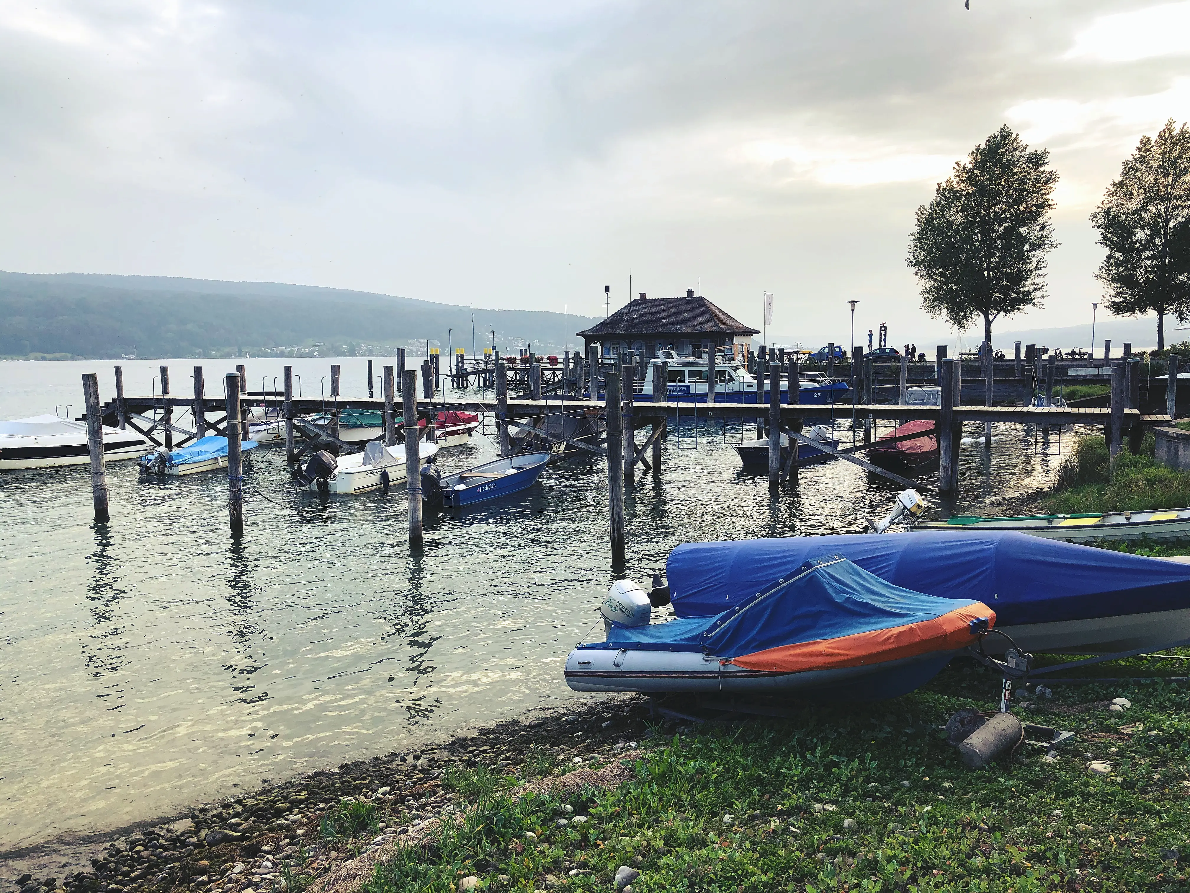 Mehrere Bootsanleger finden sich auf der Runde der Localsbodensee um die Reichenau.