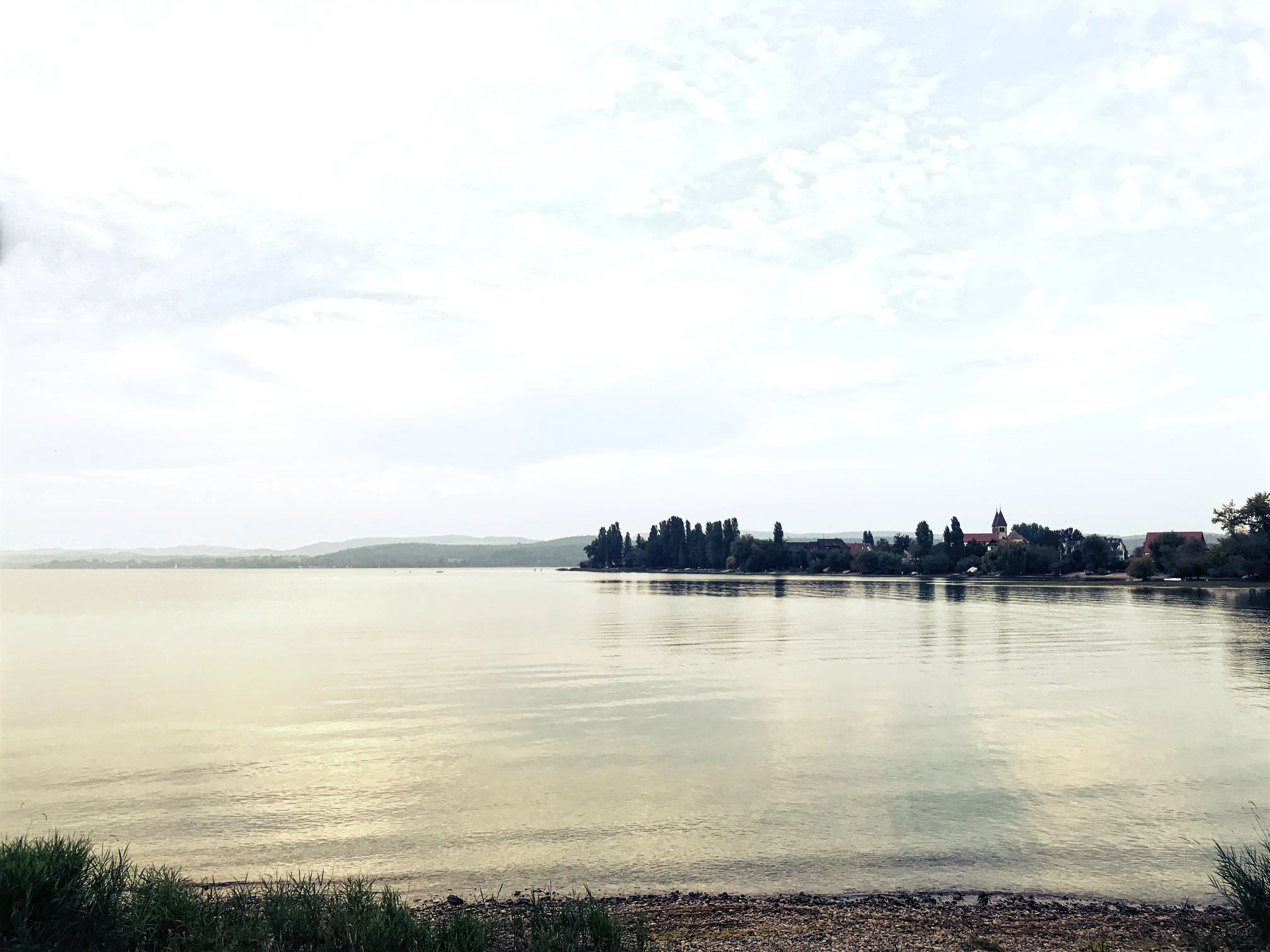 Ausblick vom Bodenseeufer auf Peter und Paul auf der Reichenau.