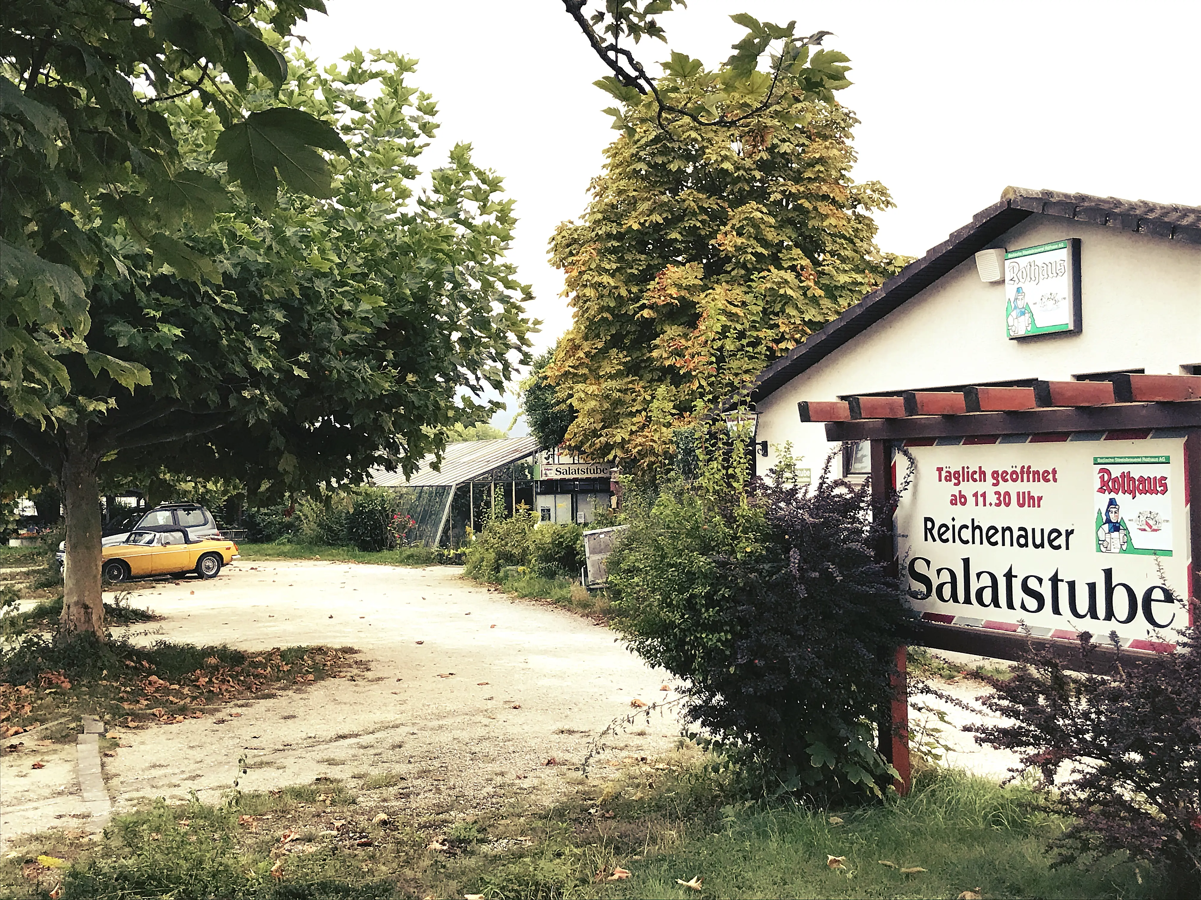 Die Salatstube auf der Reichenau bietet eine besondere Essensmöglichkeit. Hier kann man im Gewächshaus speisen und die Umgebung genießen.