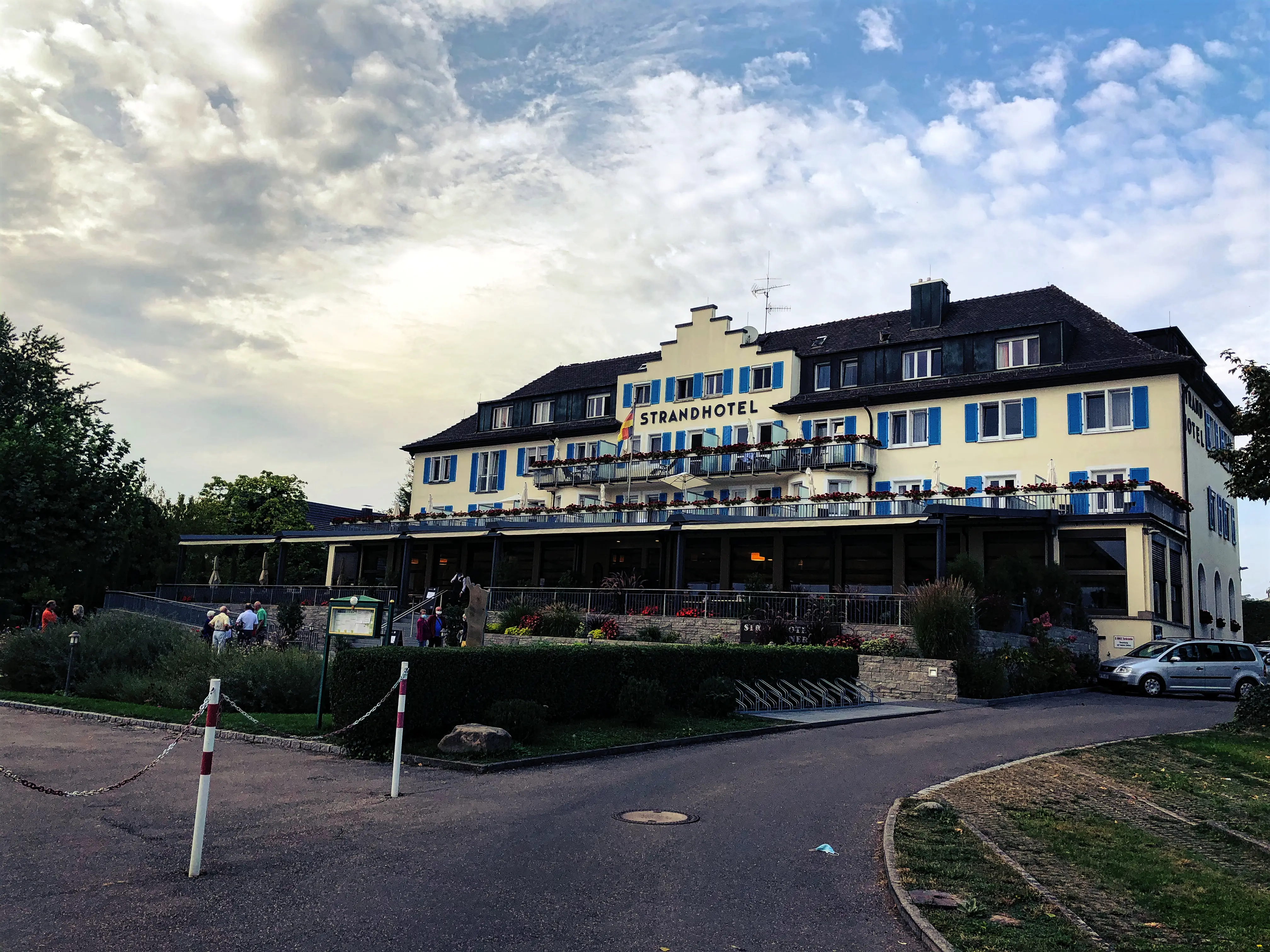 Übernachtungen auf der Insel Reichenau sind natürlich auch möglich. Zum Beispiel im Strandhotel, nahe des Bodenseeufers gelegen.