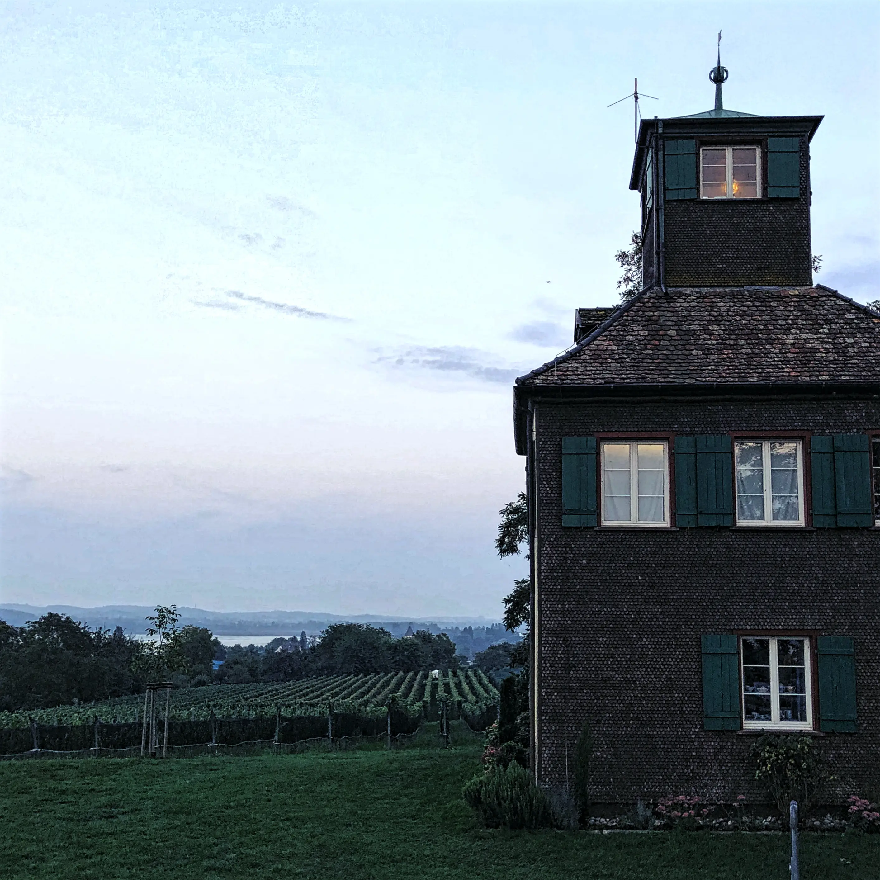 Auf der Hochwartgalerie lässt es sich ebenfalls gut erholen und bei Kaffee und Kuchen des Ausblick über die Insel Reichenau genießen.