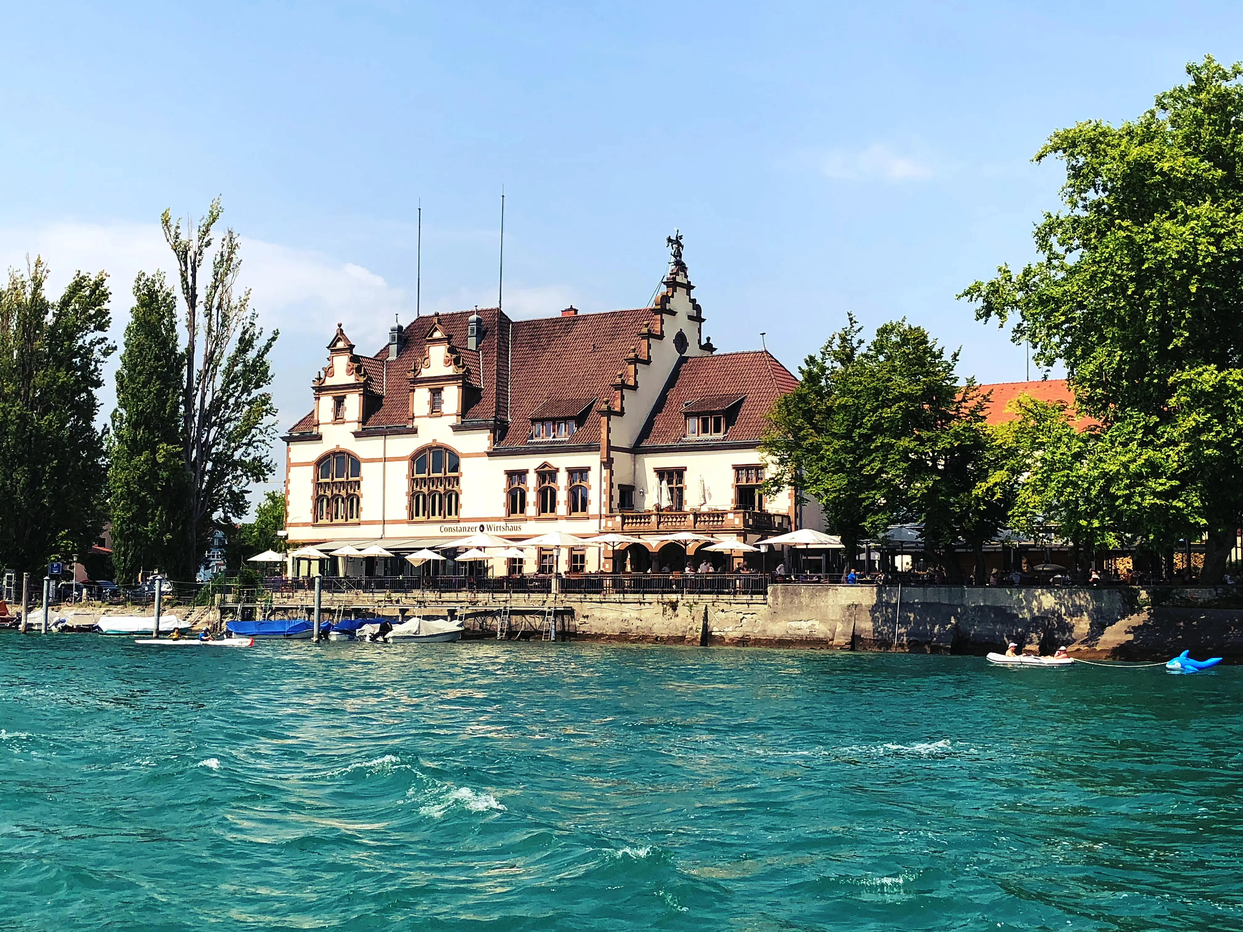 Das Constanzer Wirtshaus liegt direkt am Seerhein des Bodensees und bietet deutsche Küche an.
