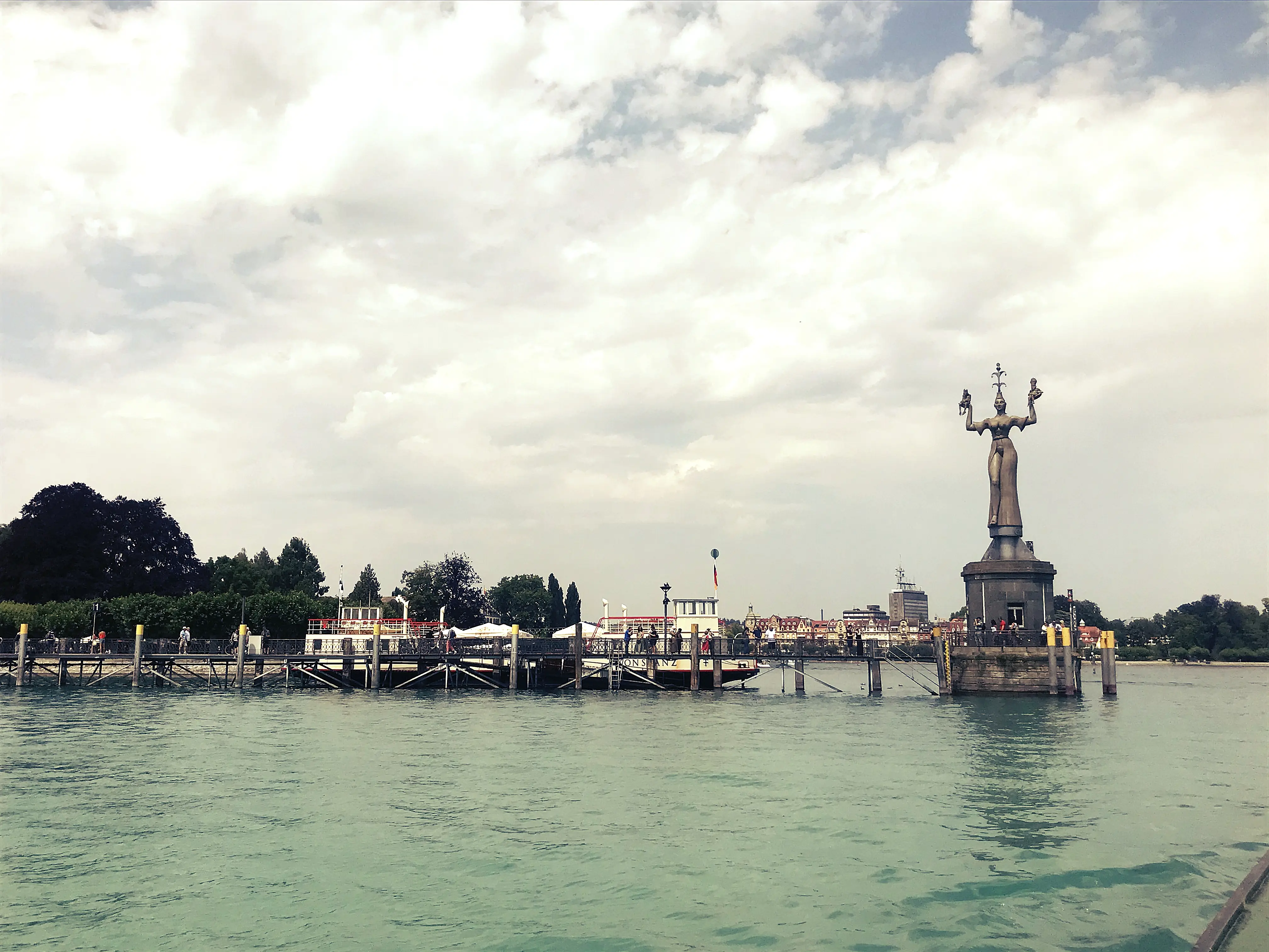 Die Imperial im Hafen von Konstanz macht auch von der Seeseite eine gute Figur.