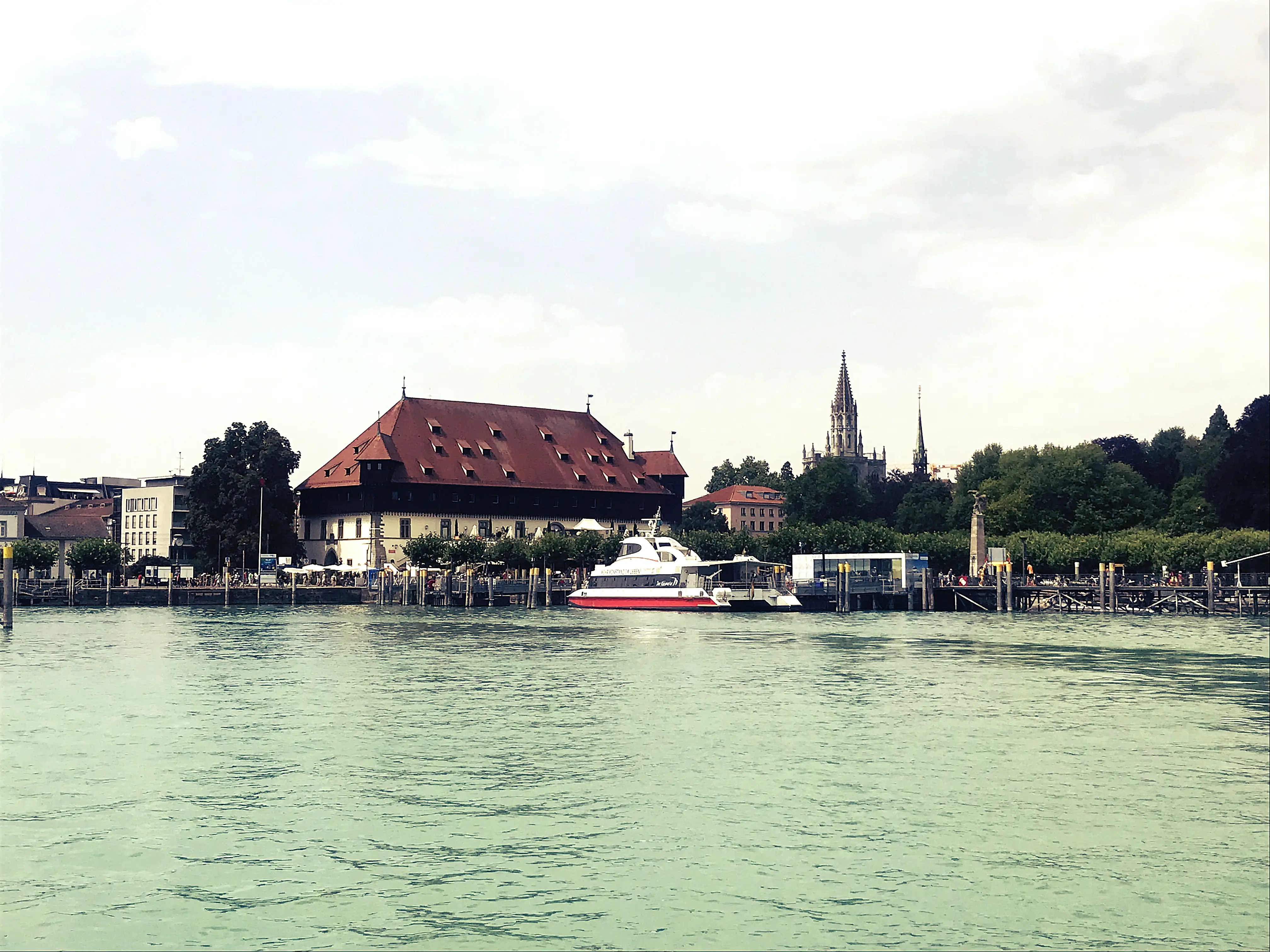 Das Konstanzer Hafengelände mit dem Konzil ist auch vom Wasser aus einen Blick wert.