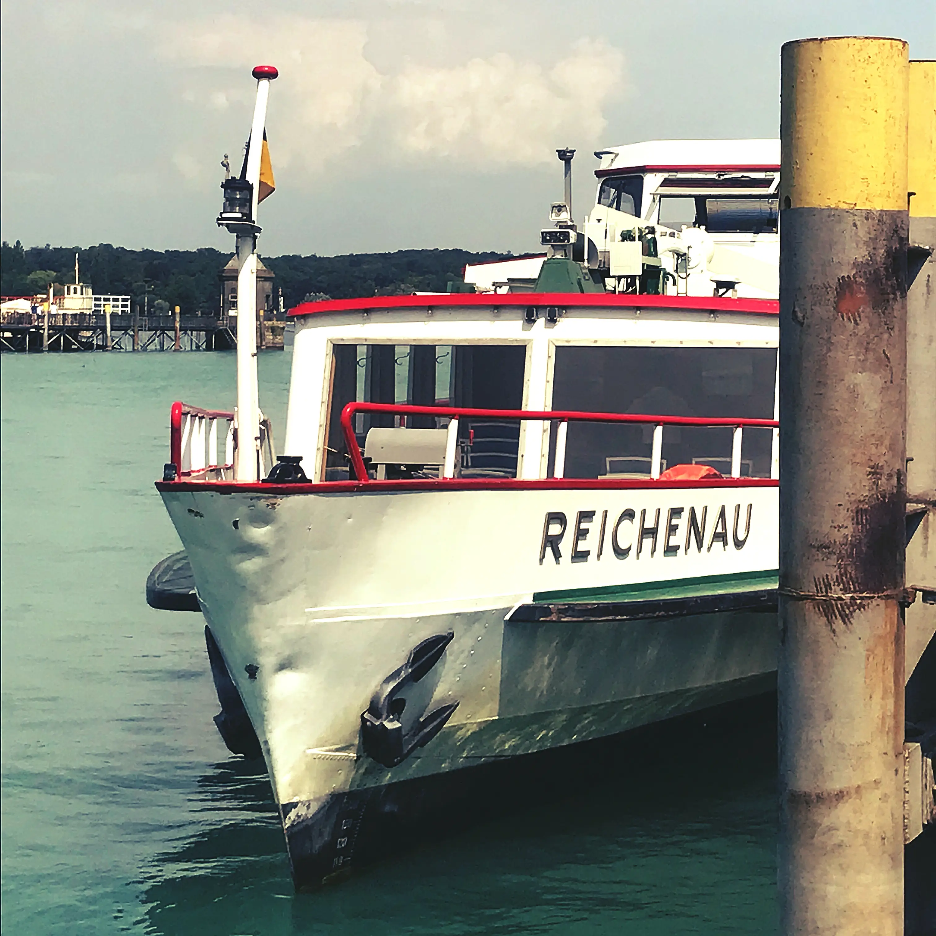 Die MS Reichenau ist eines der Ausflugsschiffe am Bodensee und legt im Konstanzer Hafen ab.