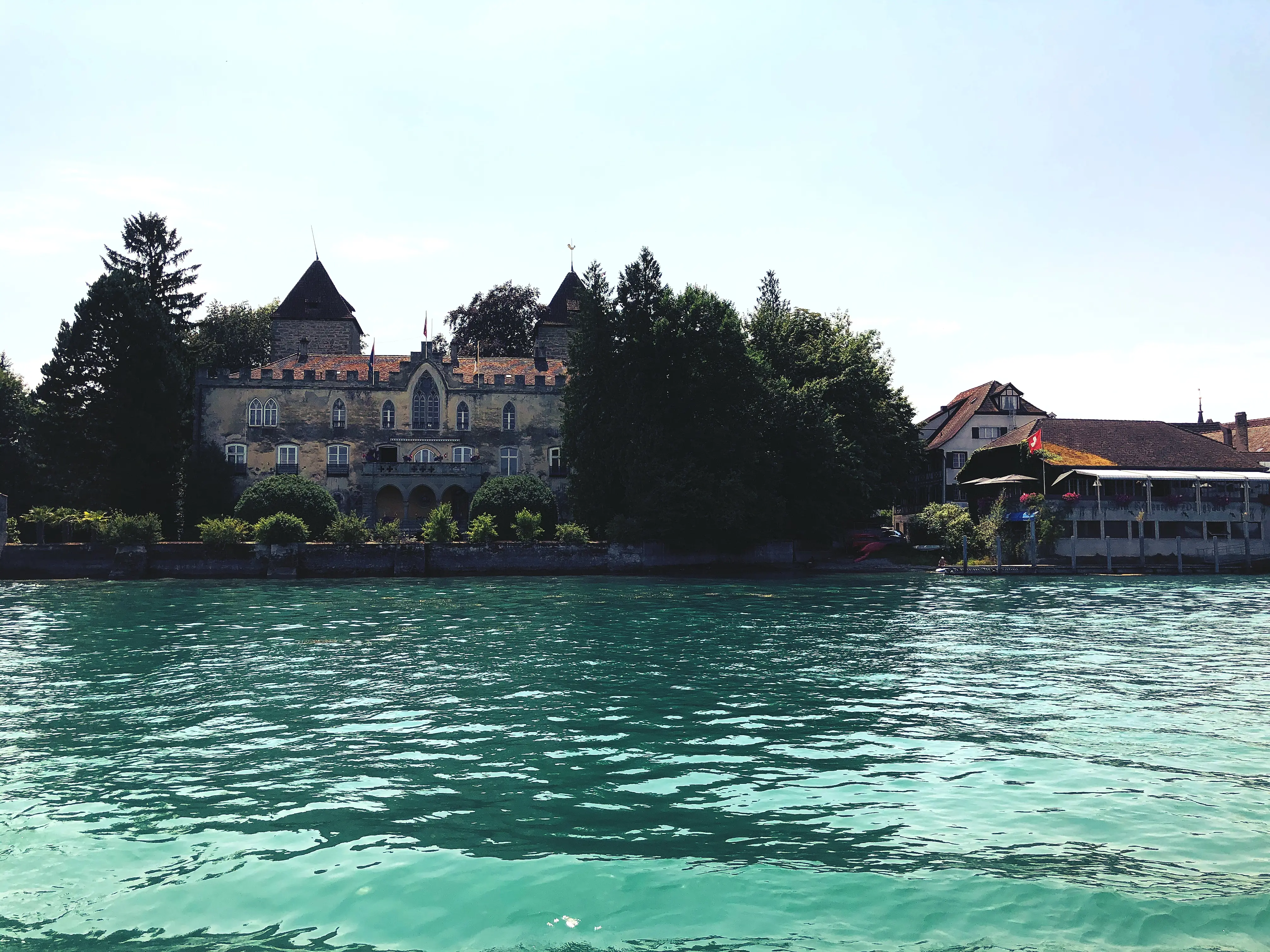Sogar kleine Schlösser sind am Ufer des Bodensees Richtung Wollmatinger Ried zu entdecken.