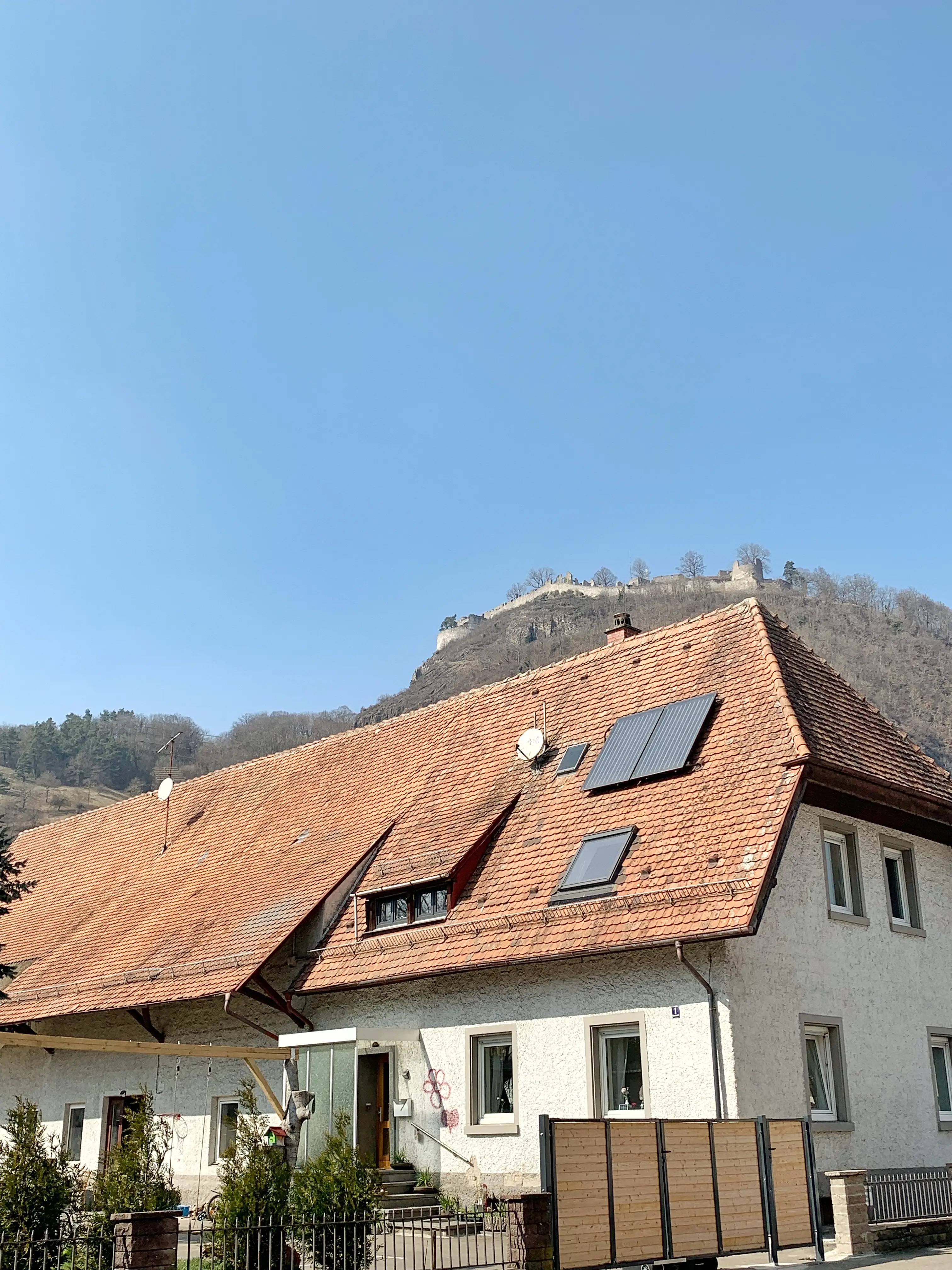 Der Blick vom Fuße des Hohentwiels auf die Festungsruine.