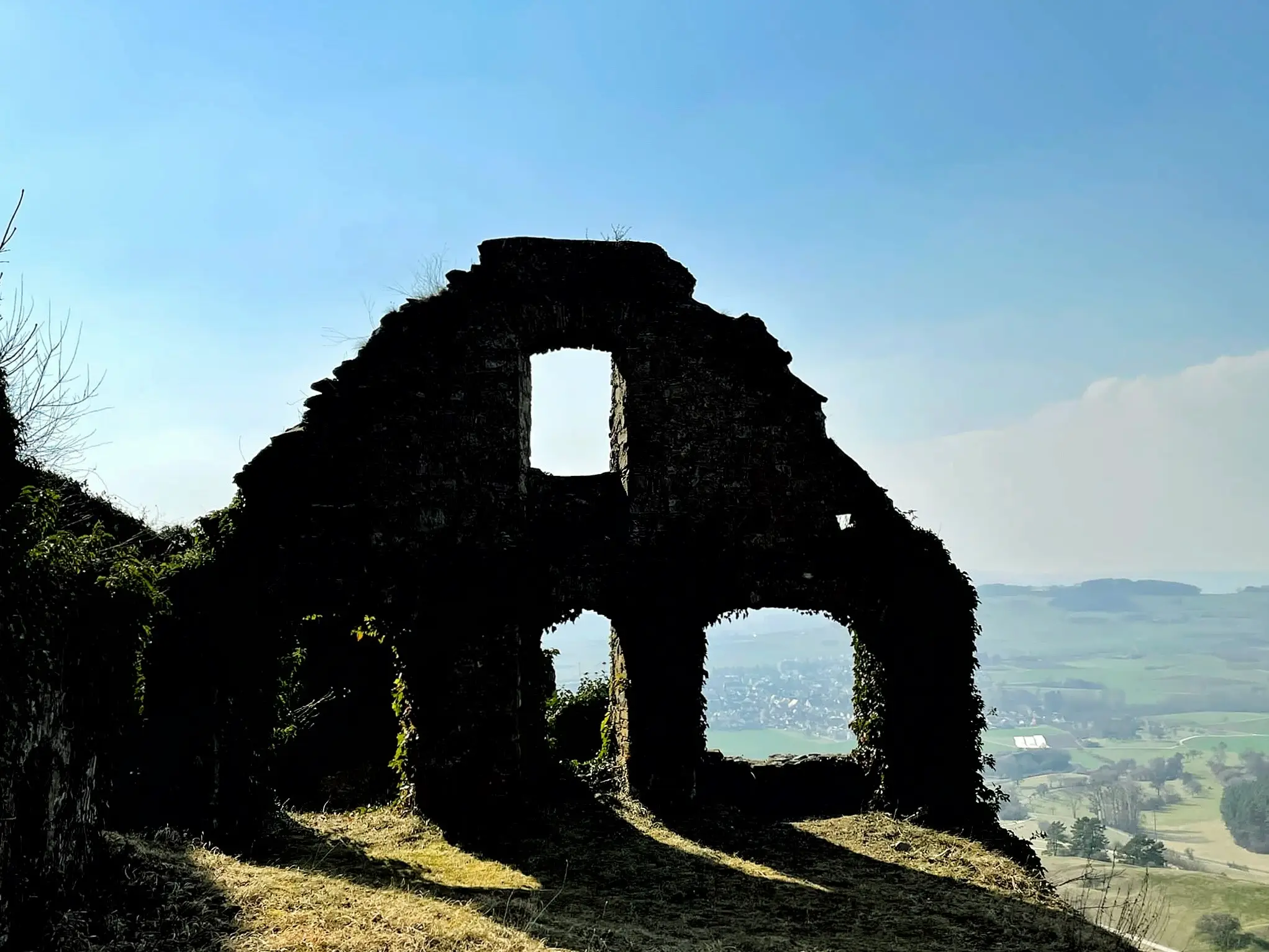 Als Reiseblogger sind wir immer auf der Suche nach tollen Ausflügen rund um den Bodensee und können eine Wanderung auf den Hohentwiel empfehlen.