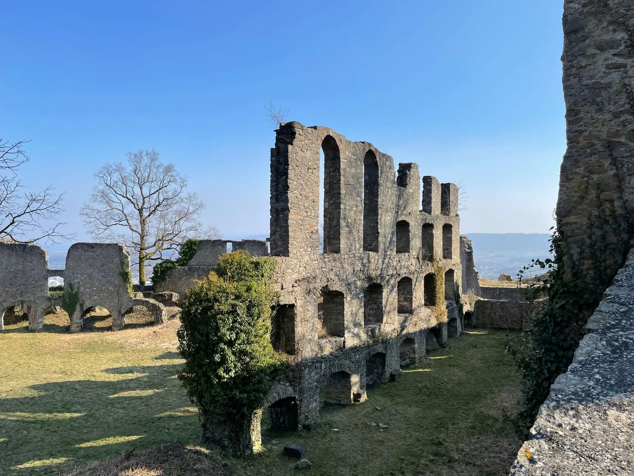 Die Festungsruine oberhalb von Singen ist ein klassischer Ausflugstipp am Bodensee.