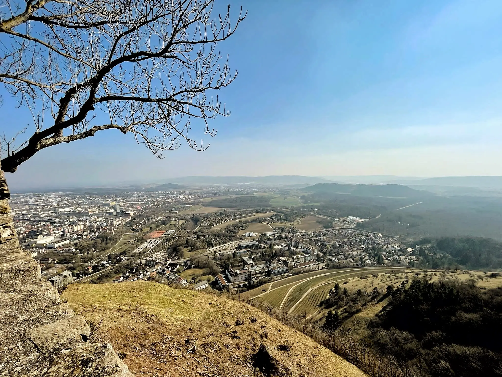 Urlaub am Bodensee bedeutet die Seele baumeln lassen und das Panorama genießen - zum Beispiel von der Festungsruine Hohentwiel aus.