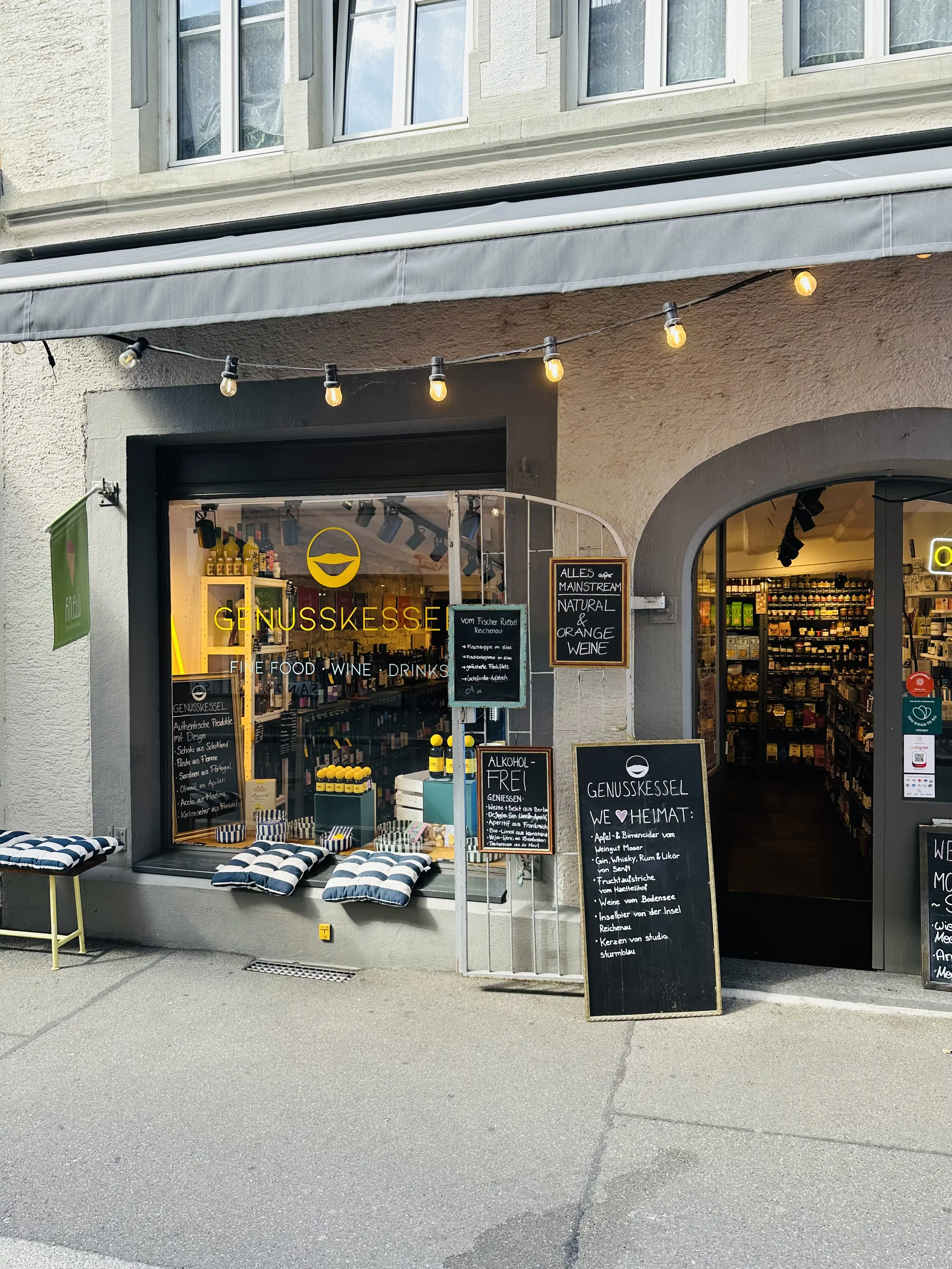 Der Genusskessel in Konstanz ist ein moderner Feinkostladen, mit regionalen Spezialitäten wie Wein, aber auch mediterranen Speisen und Getränken.