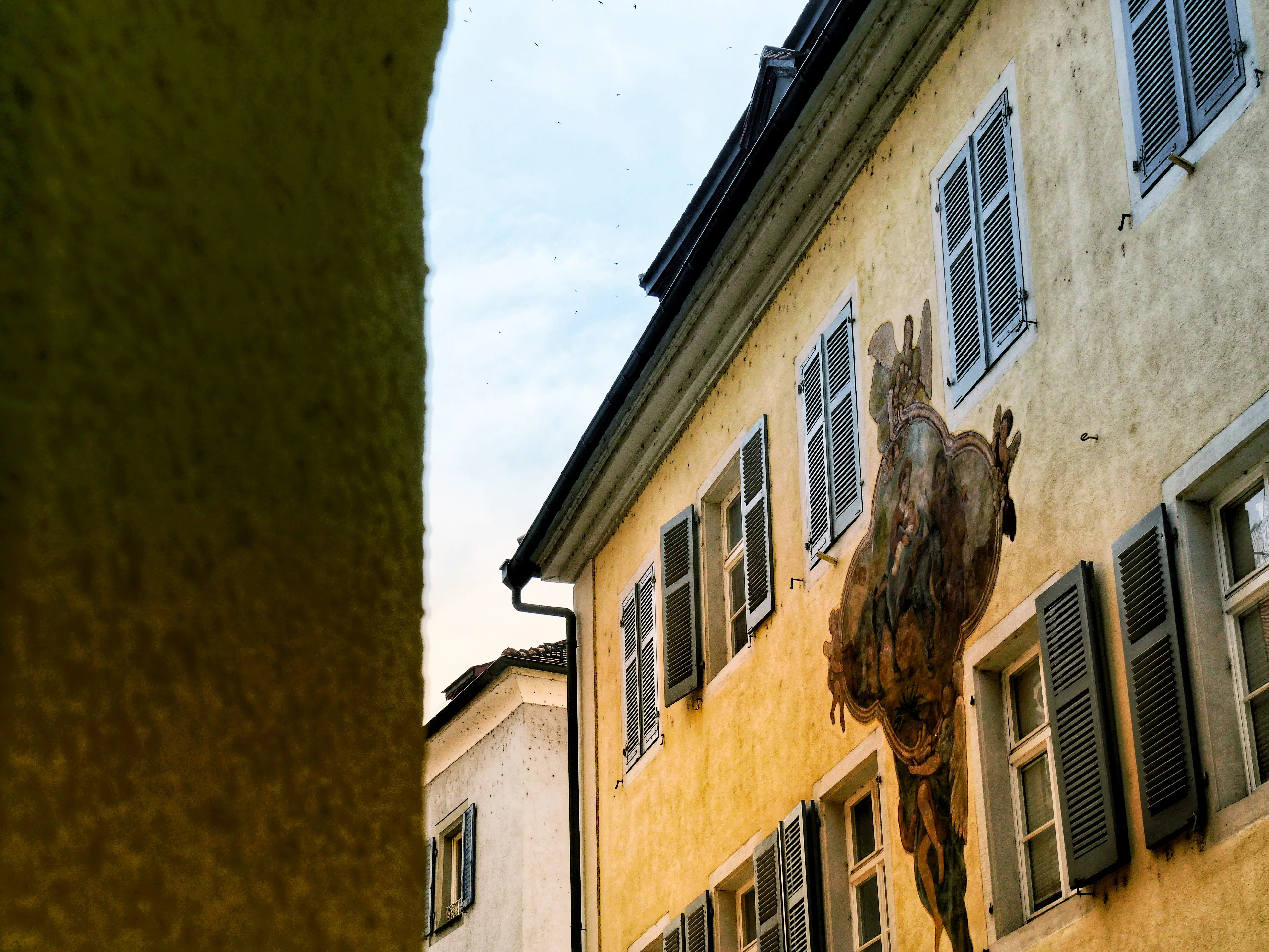 Aufwändige Fassadenmalereien prägen die historischen Gebäude in der Konstanzer Altstadt am Bodensee.