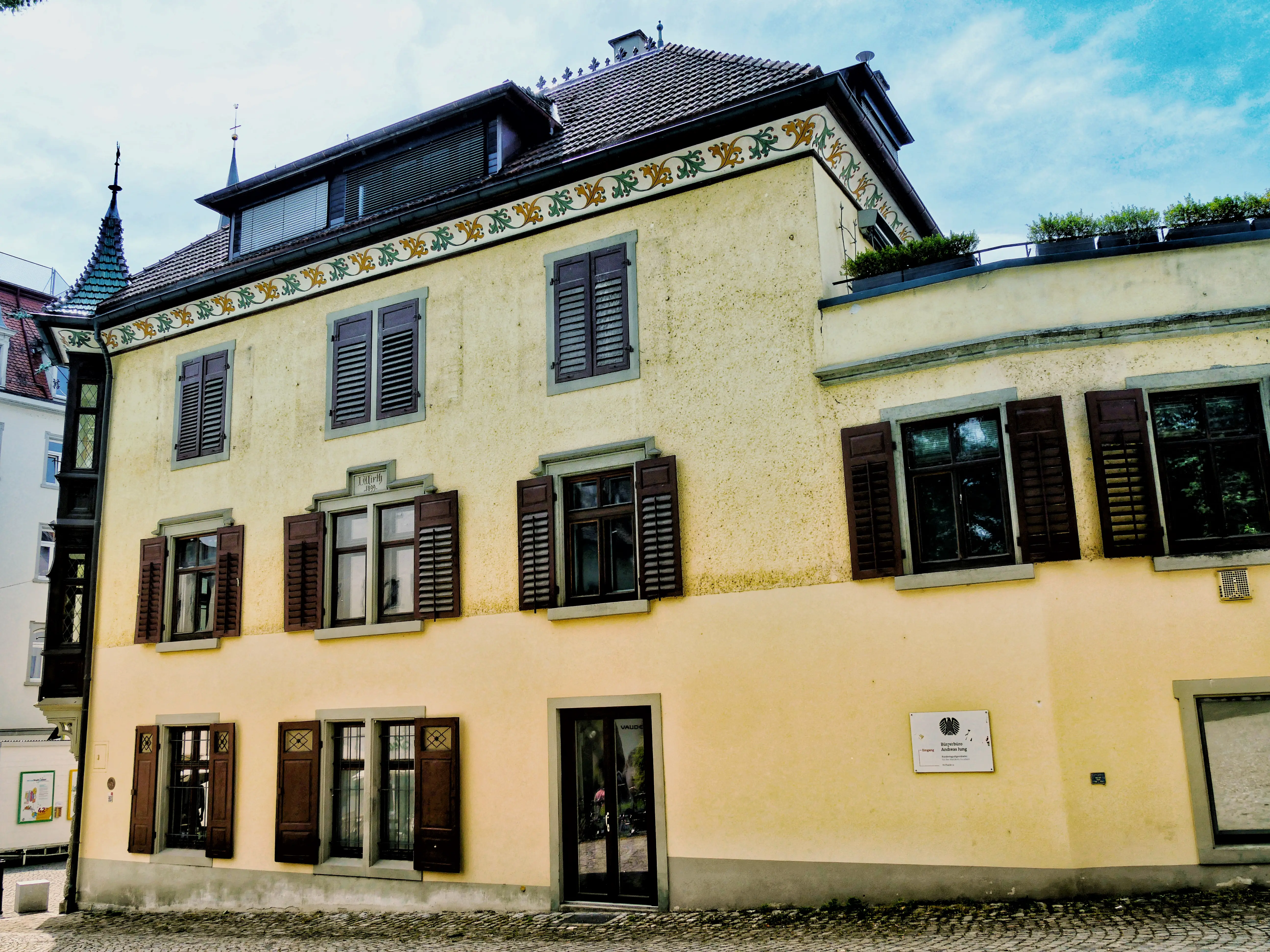 Das Haus Nr.12 in der Hofhalde in Konstanz wird von Zierelementen bis unters Dach geschmückt.