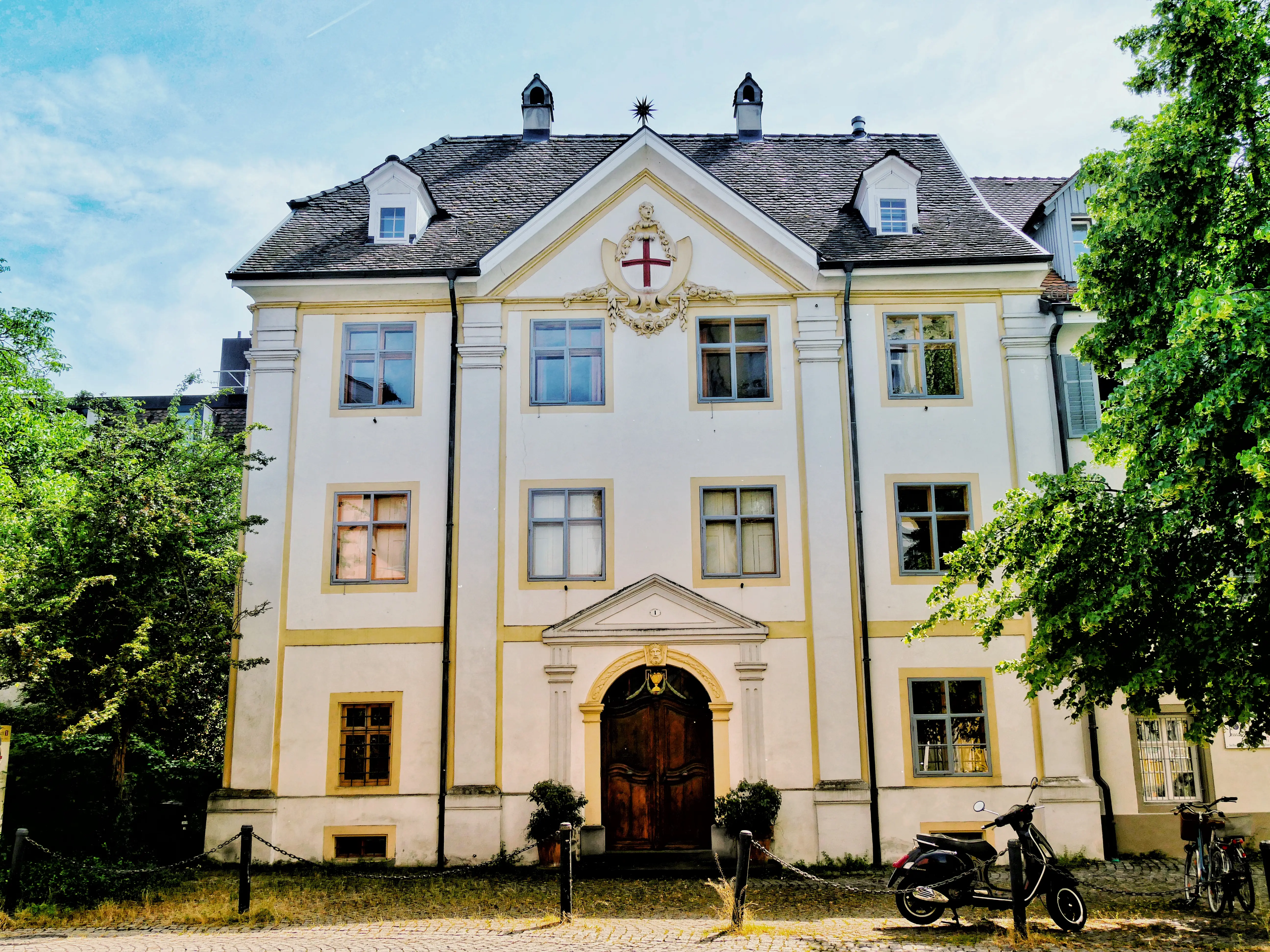 An der Hofhalde 1 in Konstanz befindet sich ein prächtiges Stadtgebäude, welches unter anderem als Gäste- und Tagungshaus fungiert.