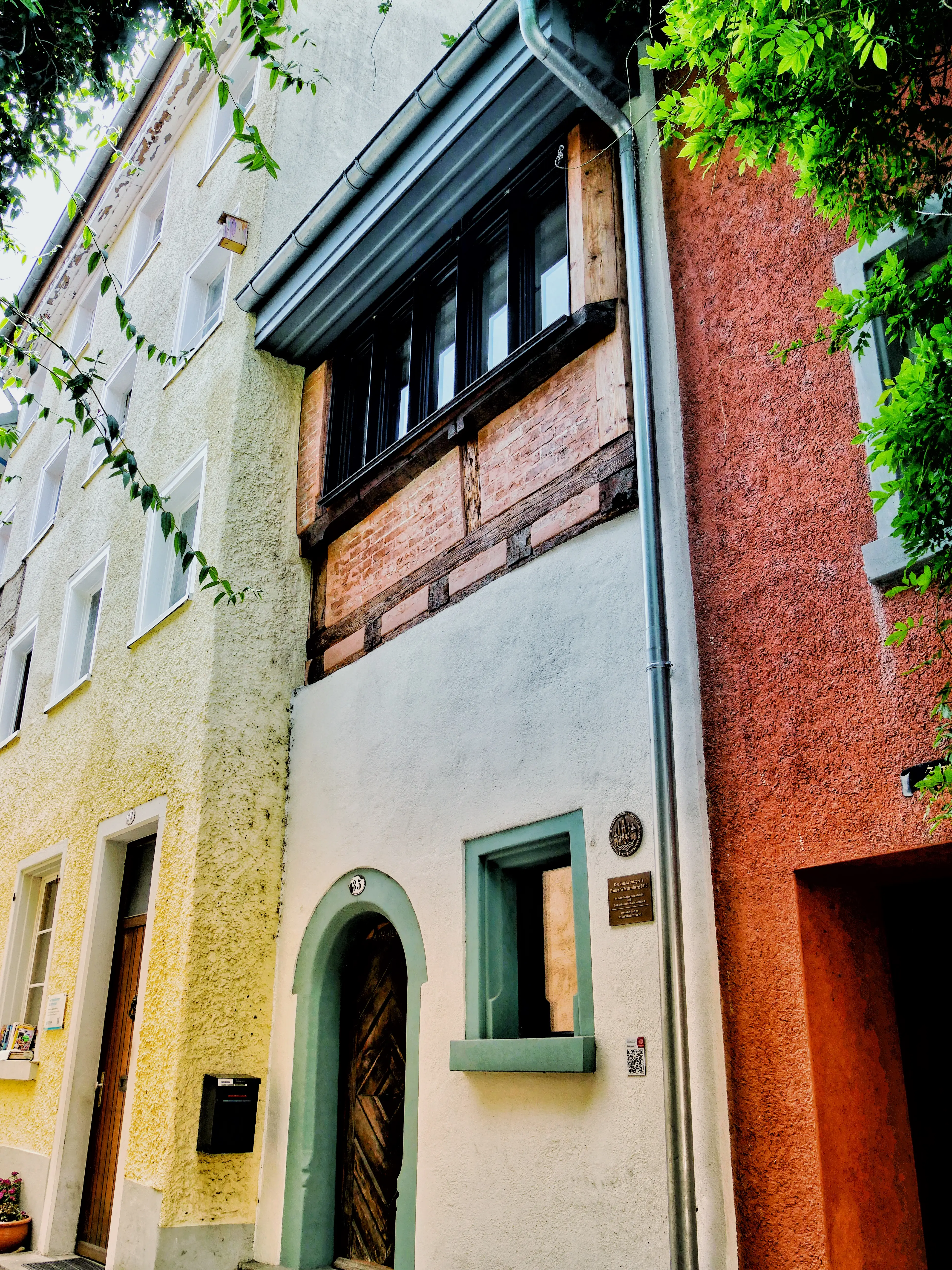 In der Niederburg in Konstanz befindet sich ein schmales Haus, welches Baustile aus verschiedenen Epochen und Teile der Stadtmauer enthält.