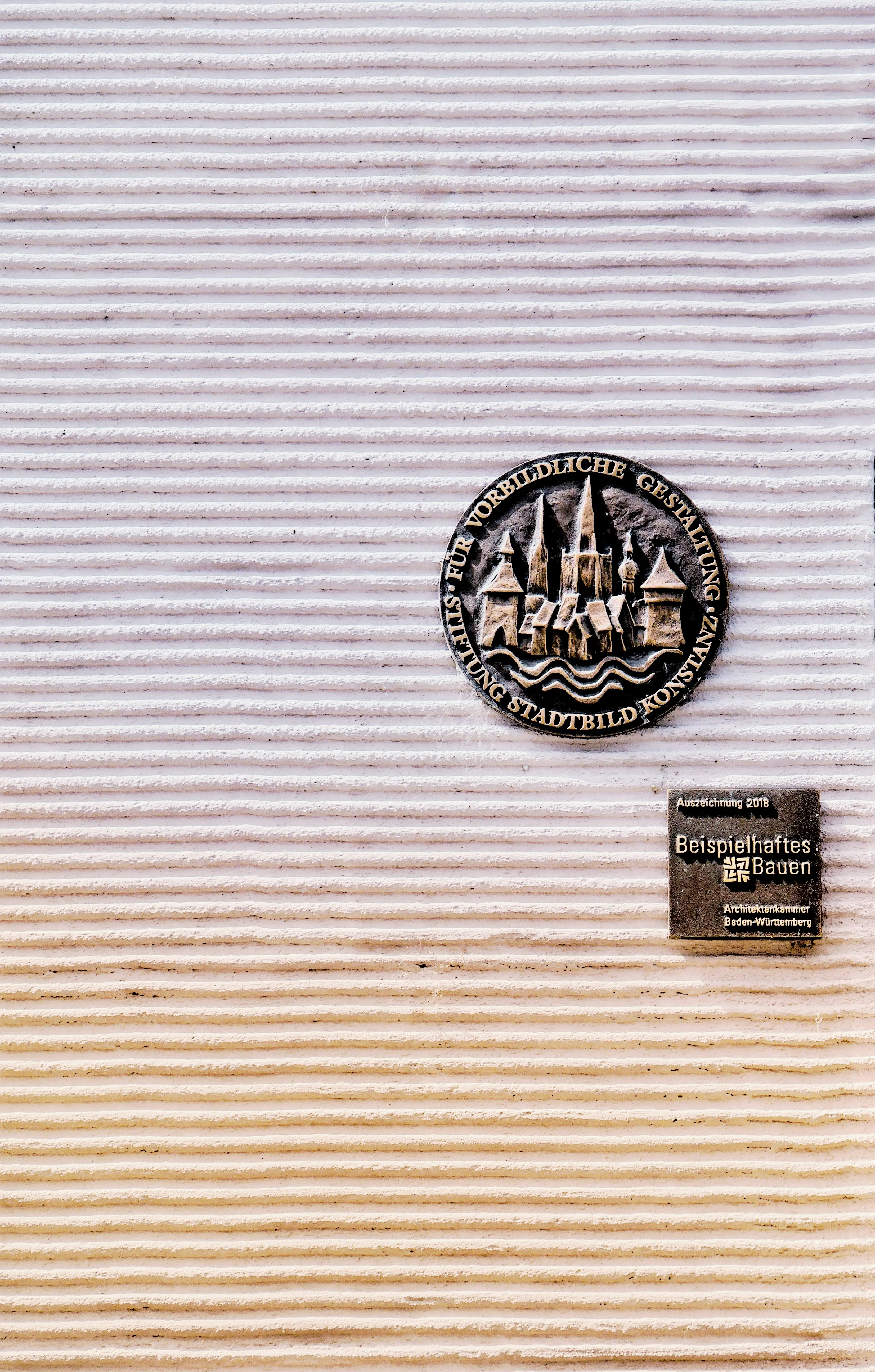 Die Stiftung Stadtbild Konstanz verleiht den ausgezeichneten Fassaden eine Medaille und teilweise zusätzlich eine Auszeichnung für beispielhaftes Bauen.