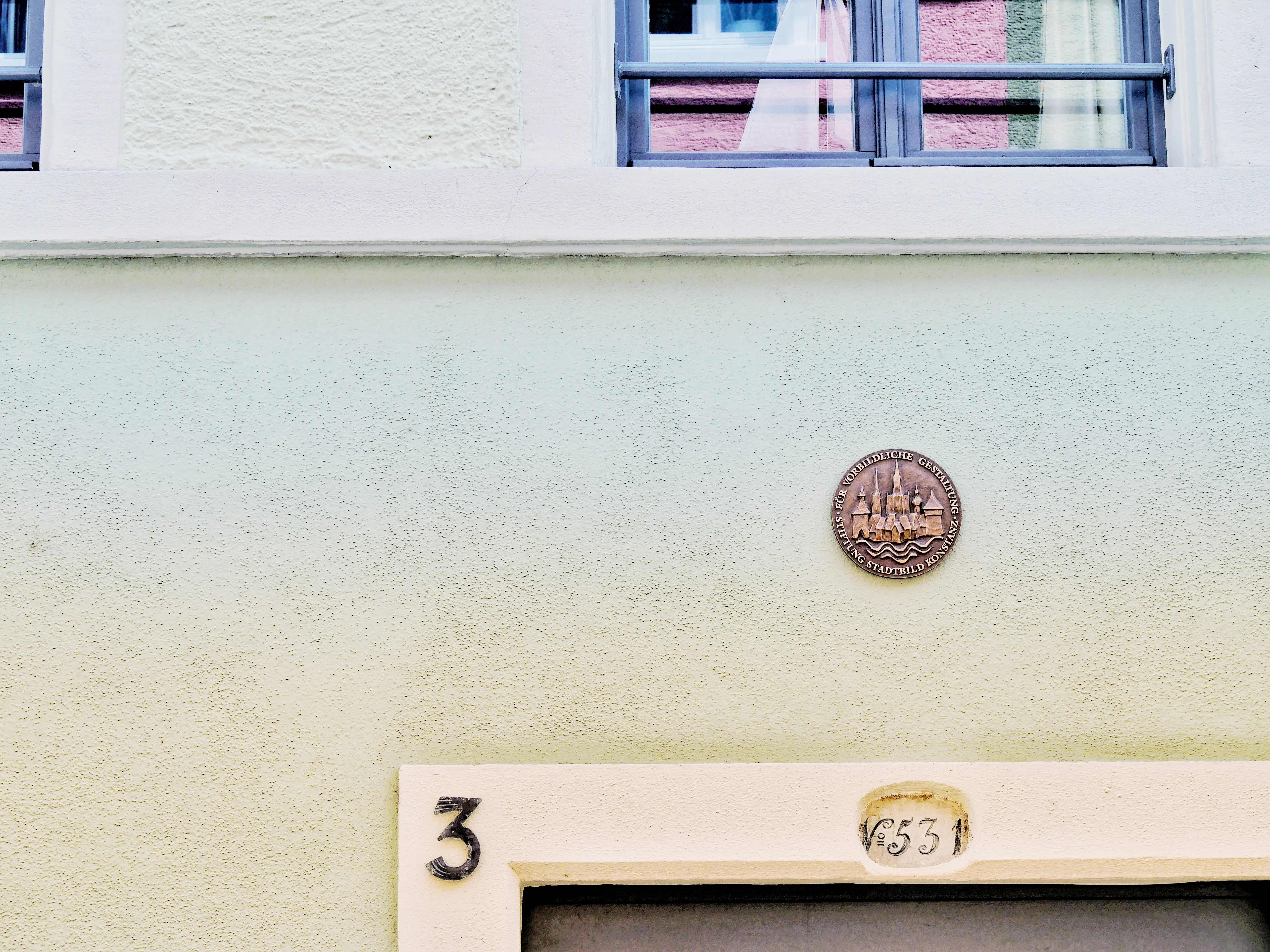 Auch in der Neugasse in Konstanz befinden sich ausgezeichnete historische Gebäude.