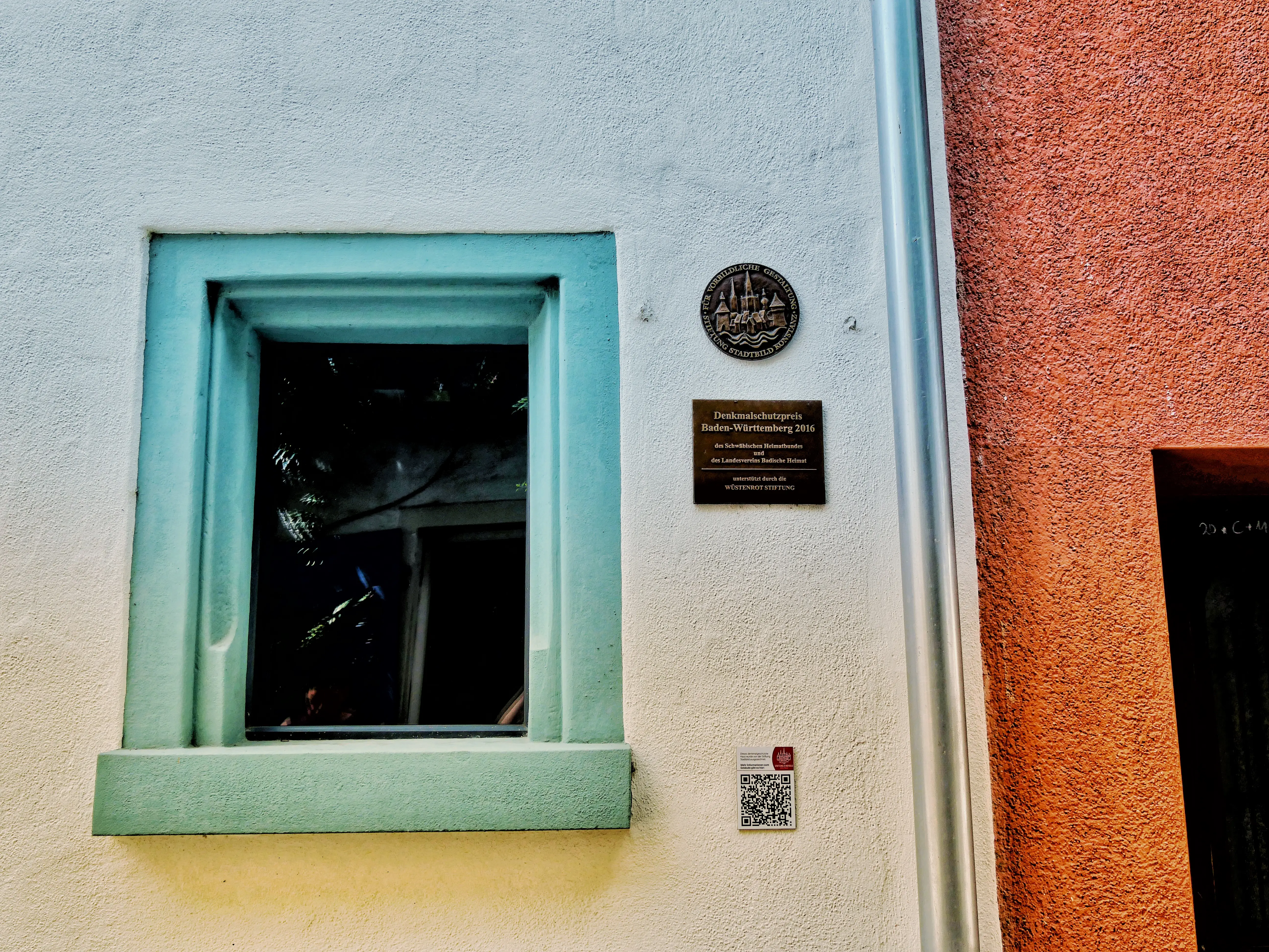 Bunte Fenstereinfassungen sind bei den historischen Häuserfassaden in Konstanz öfter zu sehen.