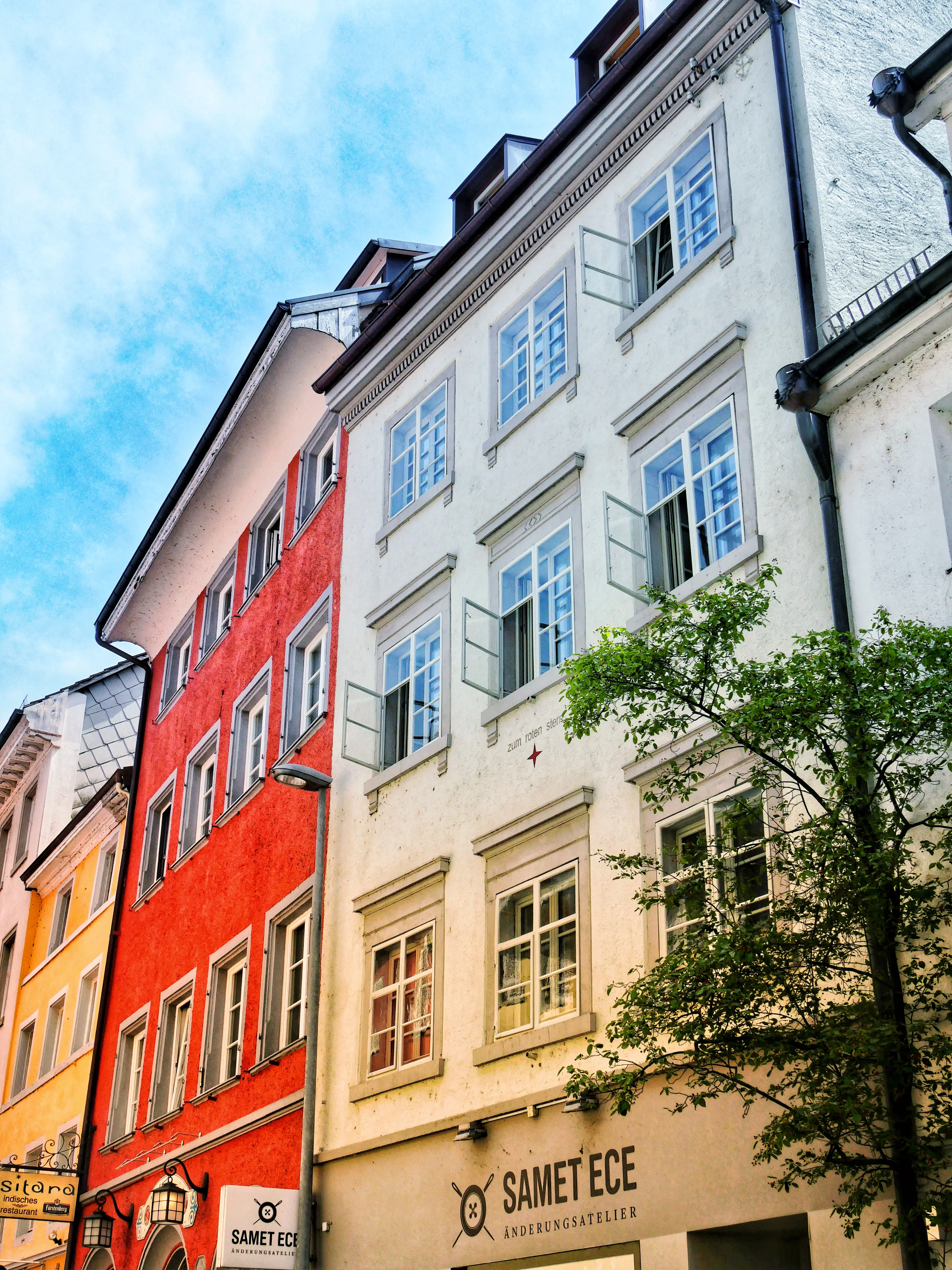 In vielen der historischen Gebäude in der Konstanzer Altstadt finden sich Geschäfte und Einzelhandel wieder.