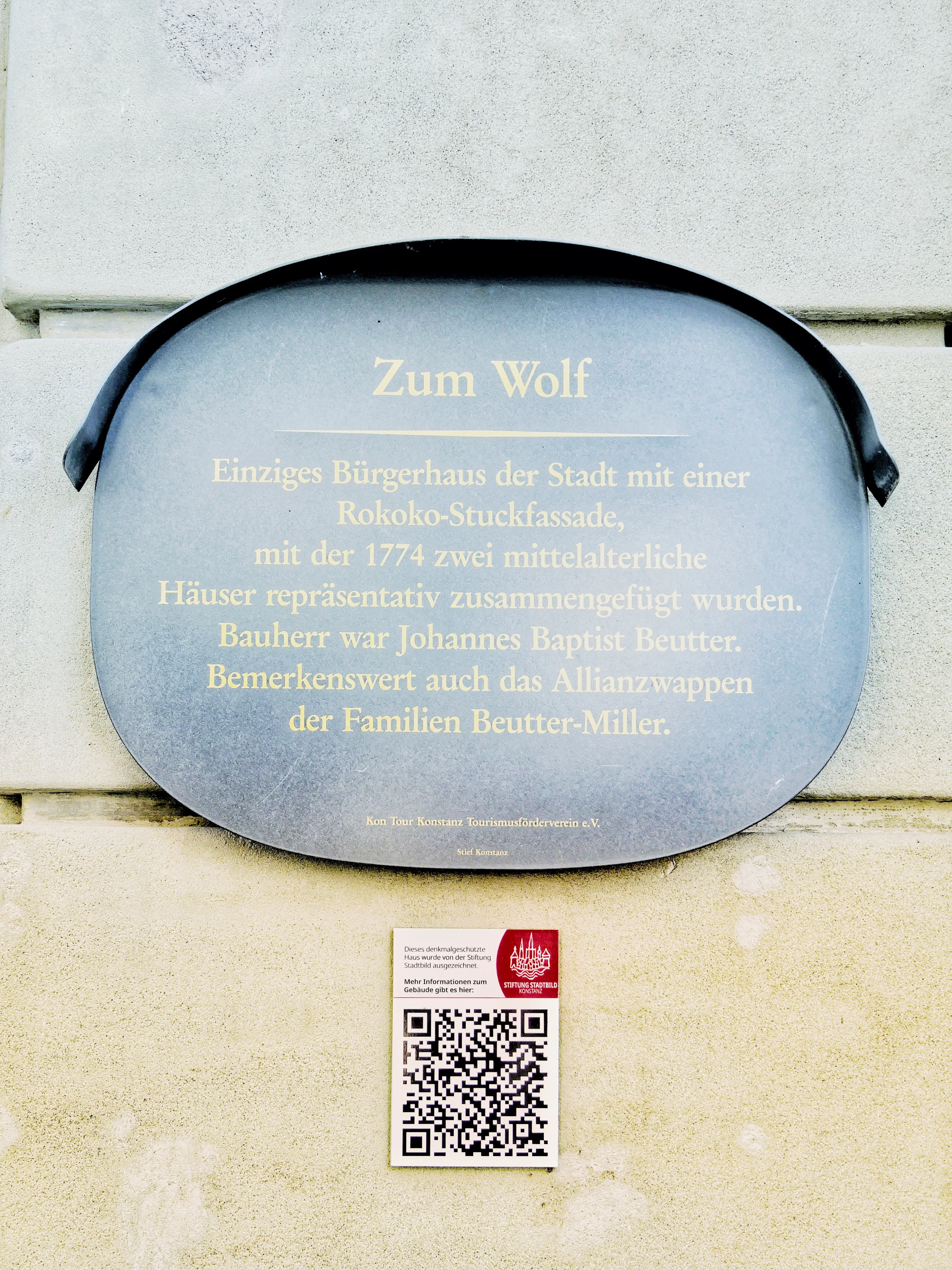 Die Infotafel am Haus "zum Wolf" in Konstanz verrät weitere Details zum Gebäude.