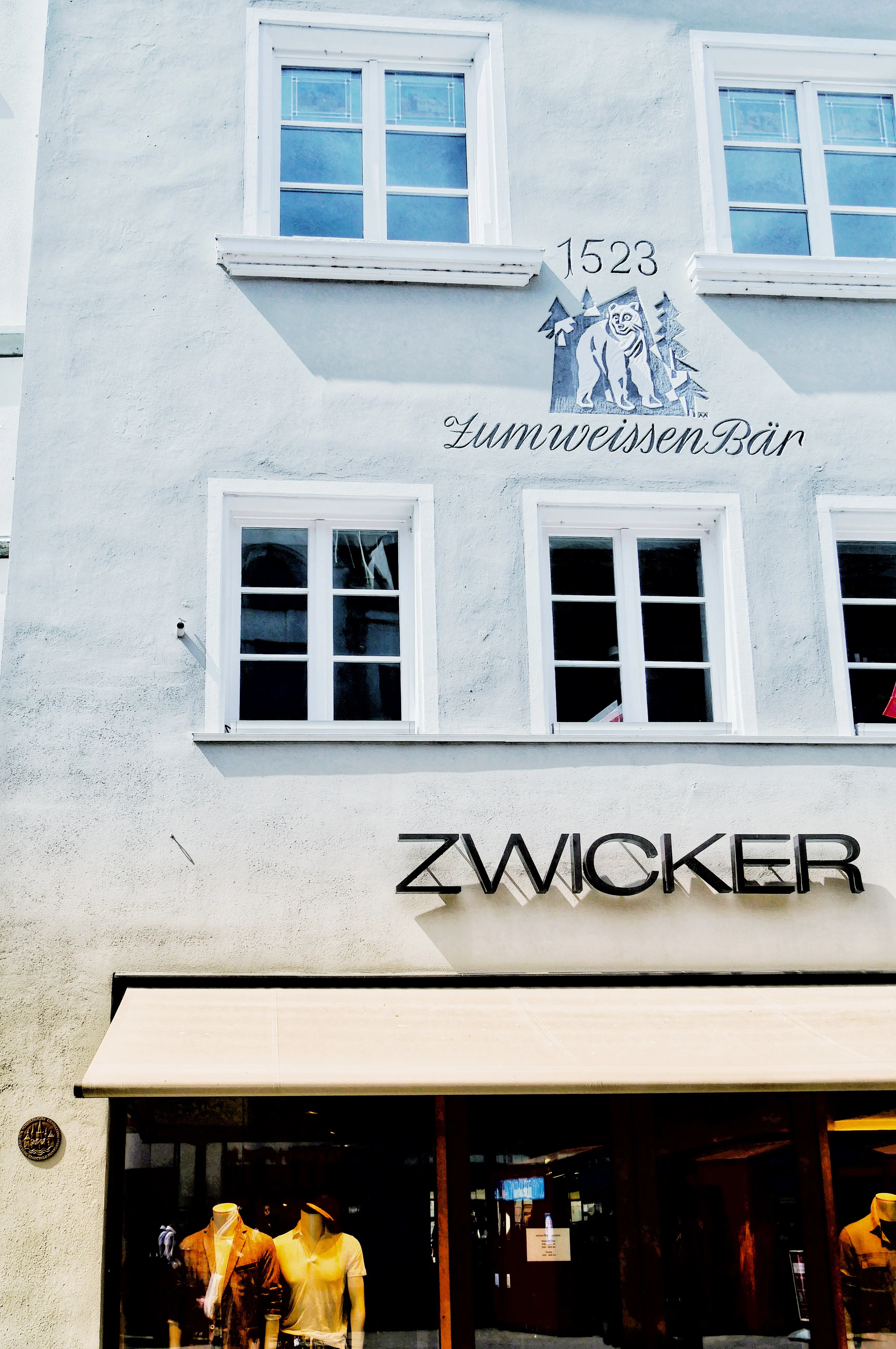 Im Haus „Zum weissen Bären“ findet man das Konstanzer Modehaus Zwicker.