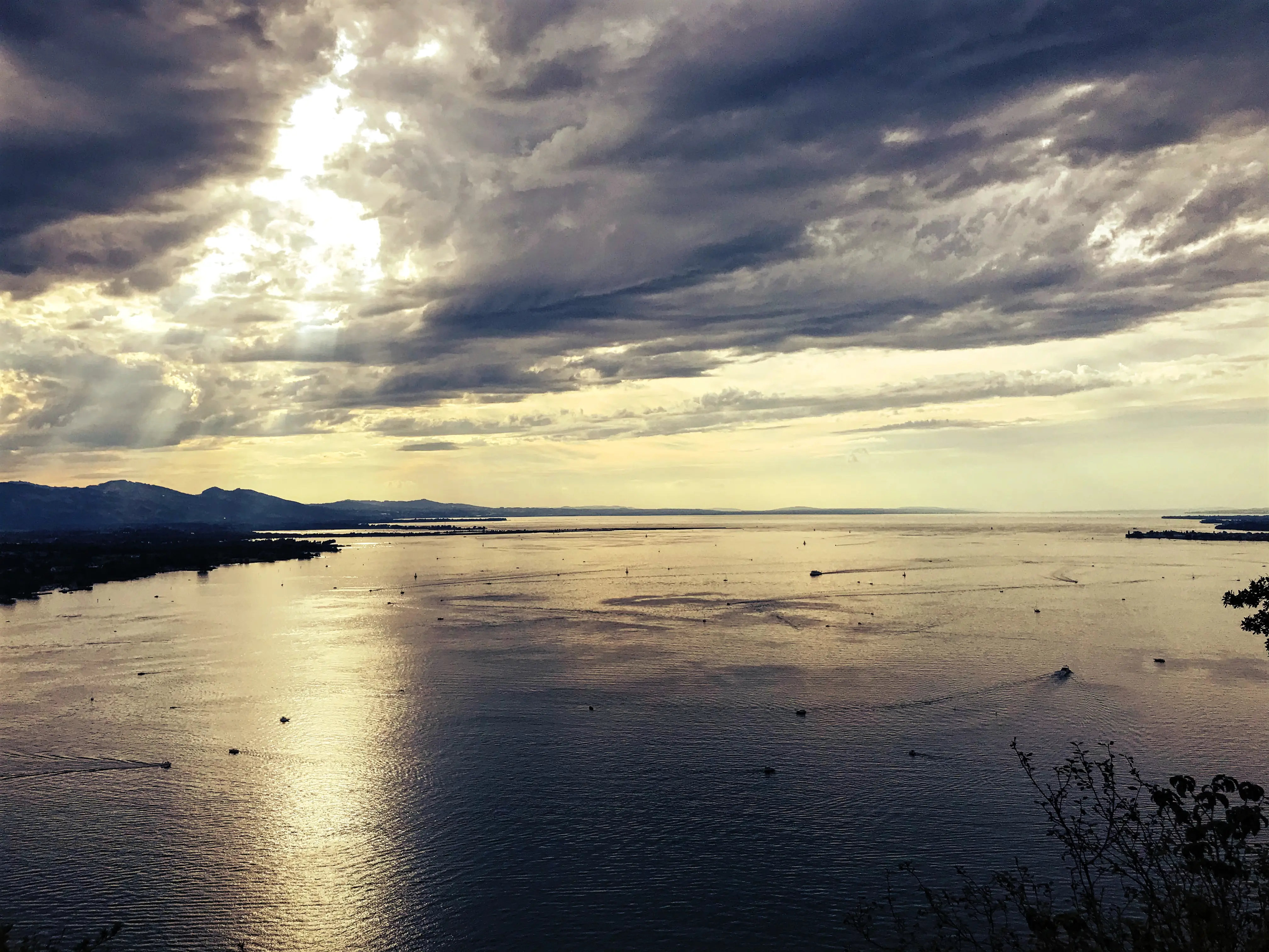 Gerade bei einsetzender Dämmerung zeigt sich der Bodensee vom Pfänder aus, von seiner schönsten Seite.