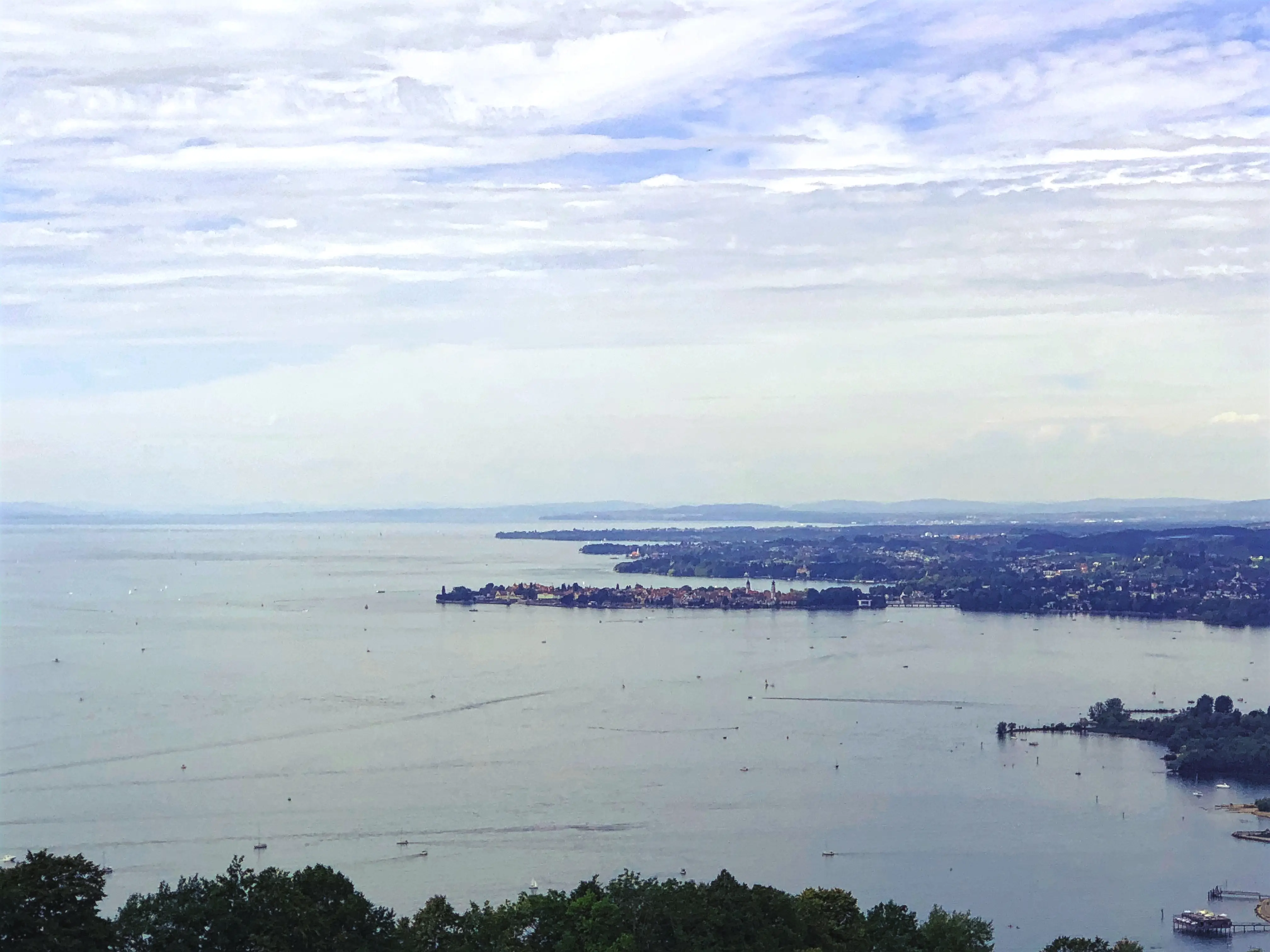 Weiter oben angekommen erblicken die Localsbodensee Lindau mit seiner Insel im Bodensee.