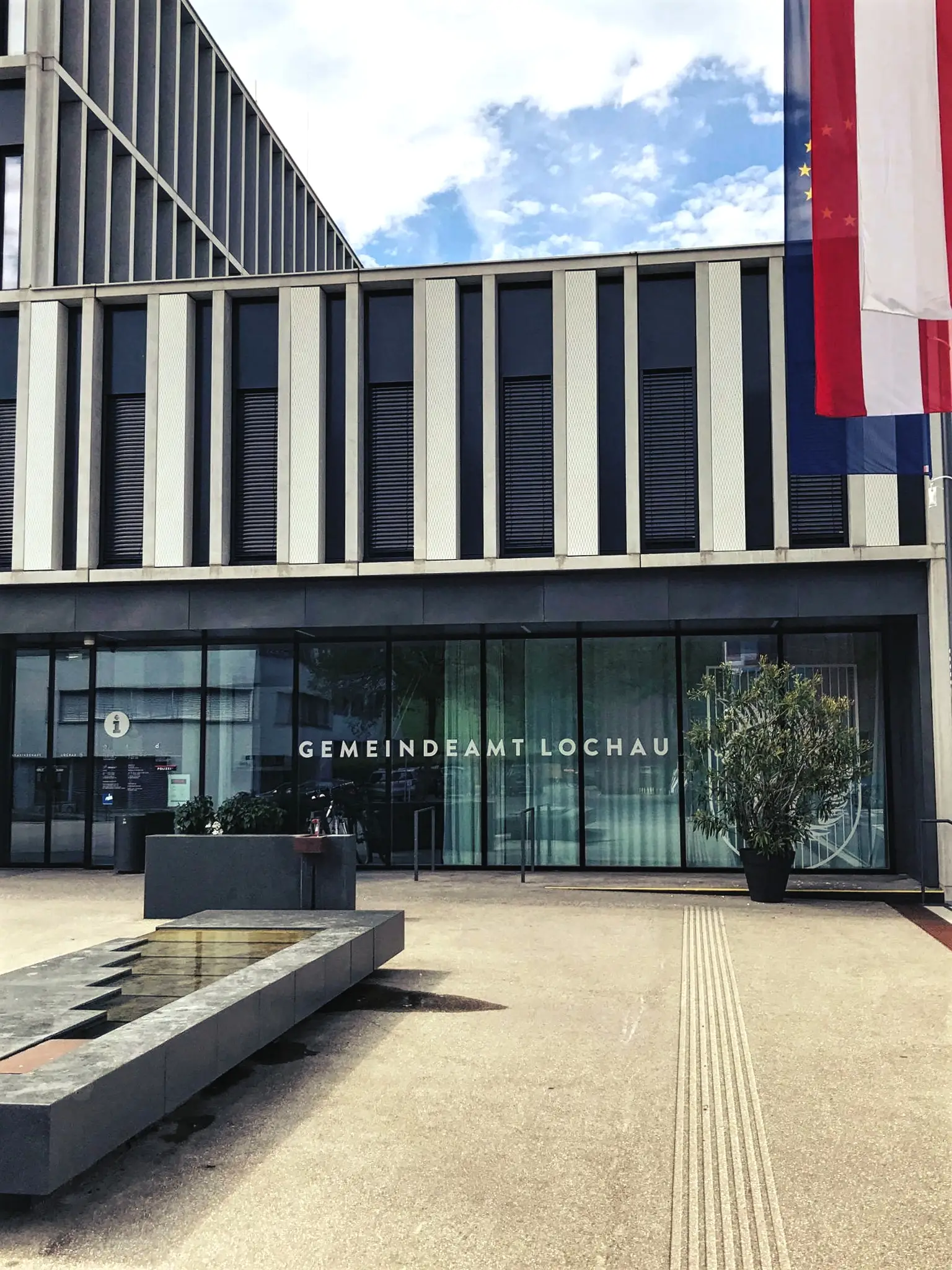 Die Localsbodensee parken am Gemeindeamt in Lochau, welches ein Parkhaus hat und günstig für die Tour liegt.