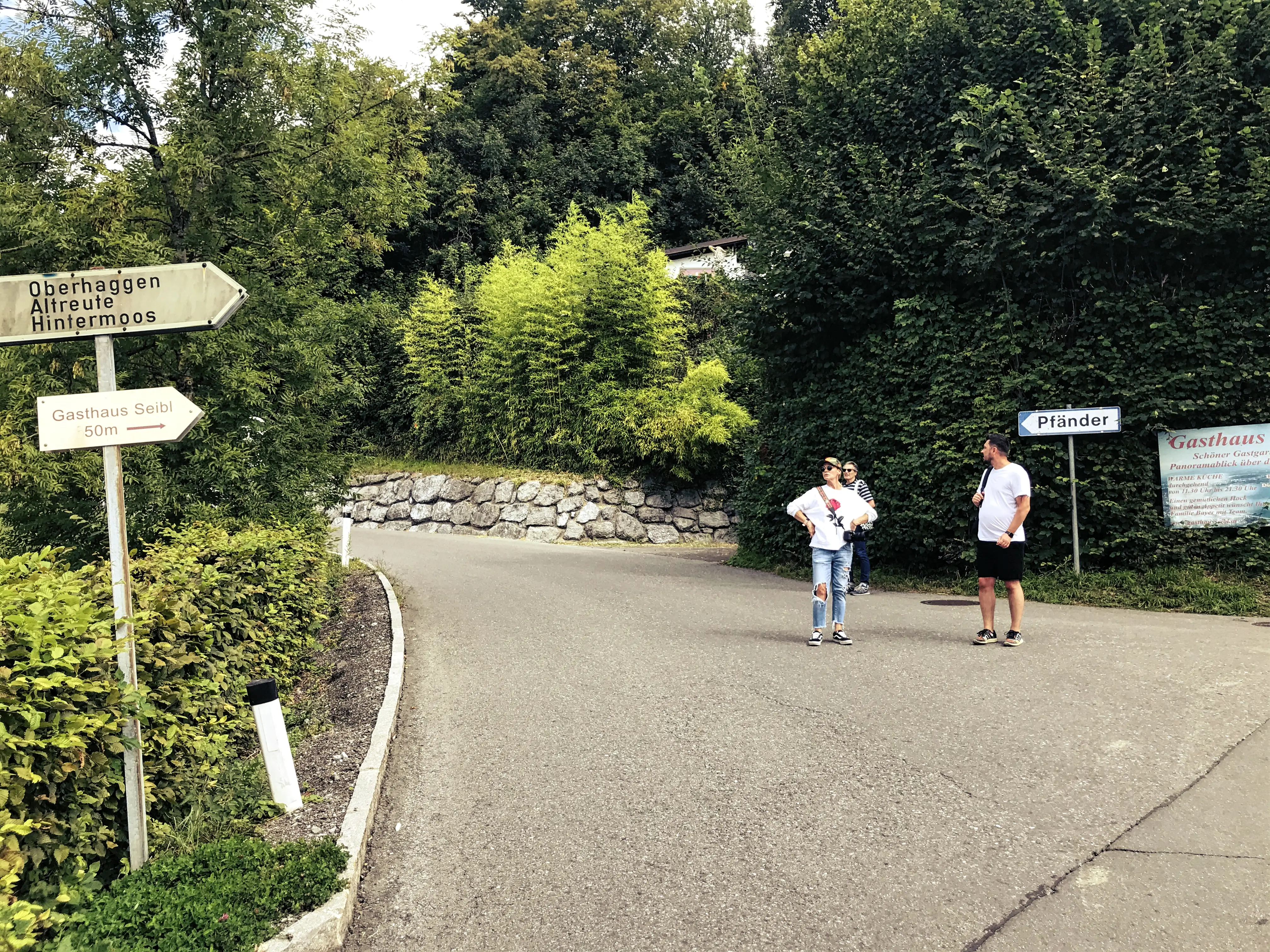 Ein Teil des Ausflugs führt über geteerte Straßen und durch Wohngebiete bei Bregenz.