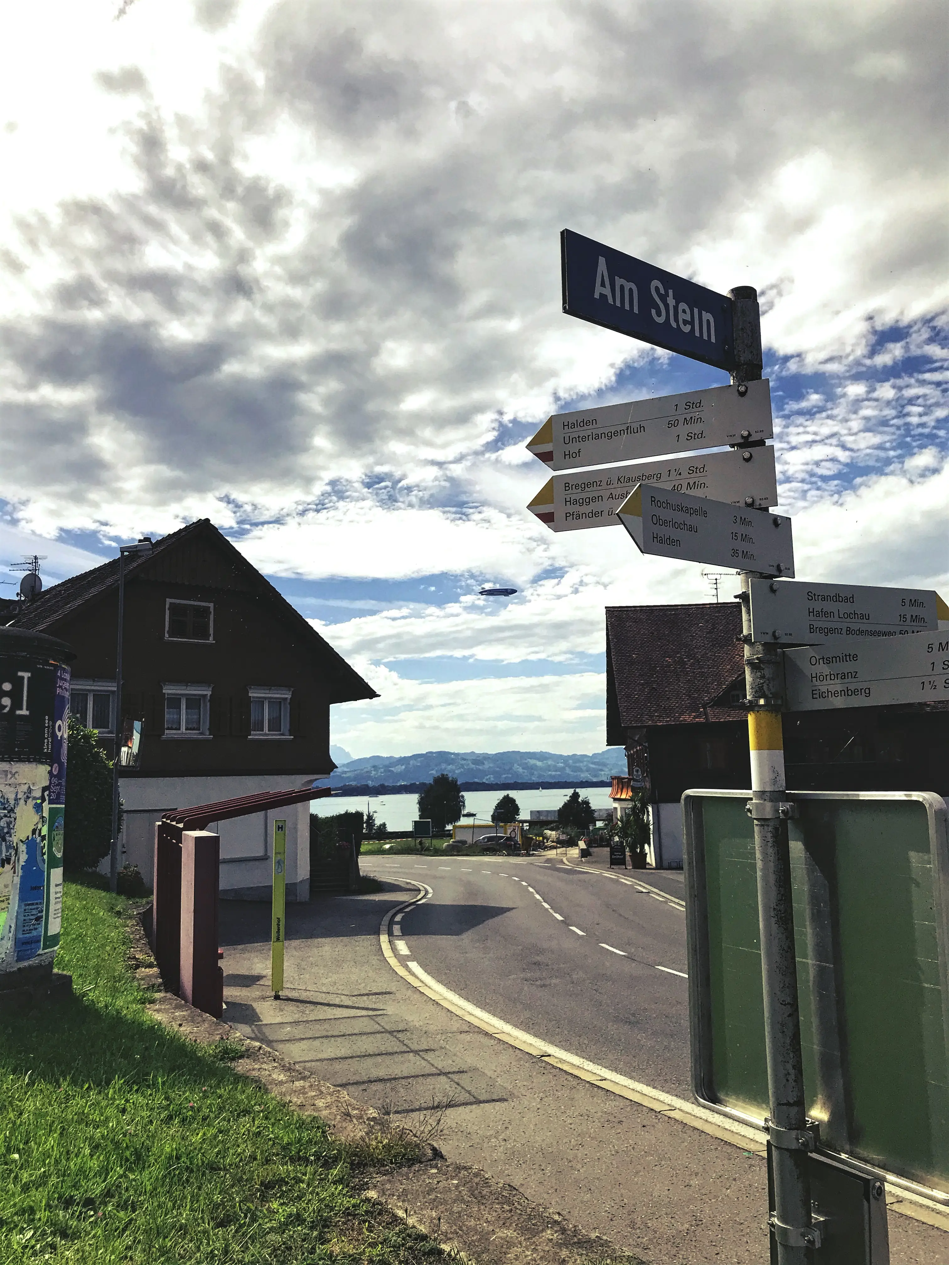 Der Aufstieg Richtung Pfänder beginnt mit der Straße "Am Stein" in Lochau am Bodensee.