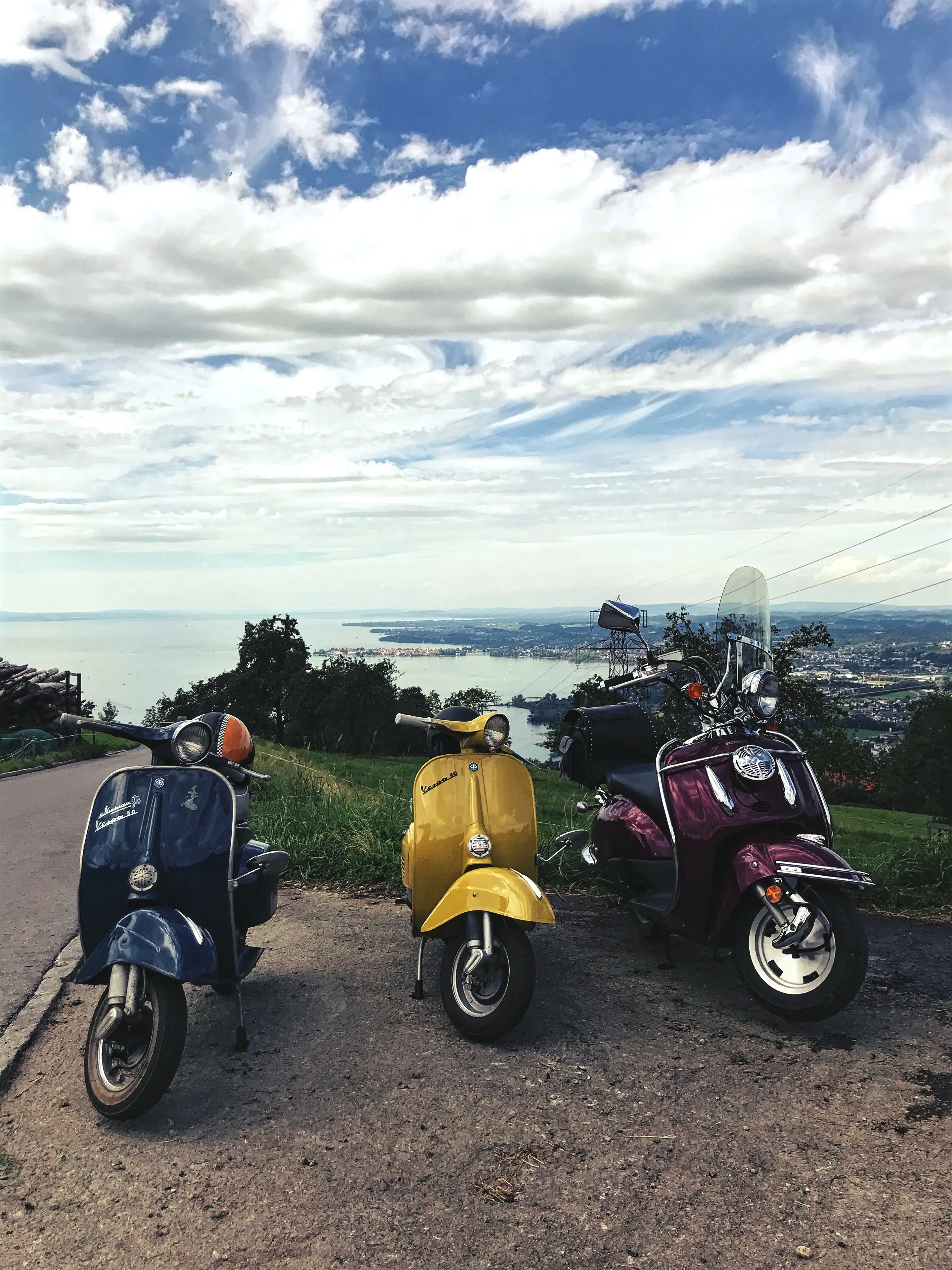 Die Aussicht auf den Bodensee vom Pfänder aus, scheint auch bei Vespafahrern beliebt zu sein.